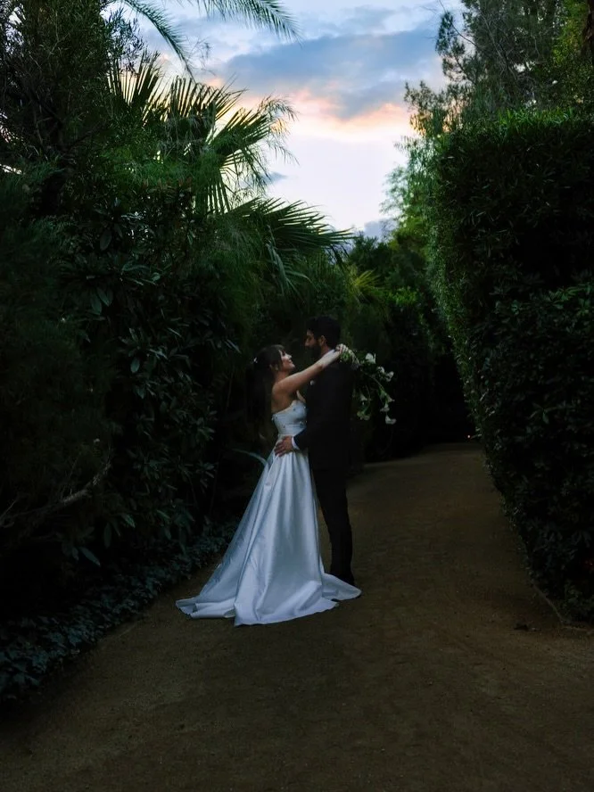 It&rsquo;s the story of two architects who marry with love under an oak tree in Palm Springs plus one photographer who drove back home across the desert with a smile in her heart at the end of the night. Just once in a coon&rsquo;s age you rendezvous