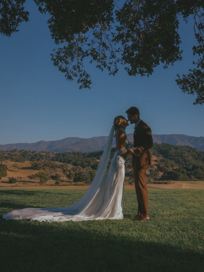 Sweet kisses under a big ol&rsquo; tree and happy moments to the side in Santa Ynez