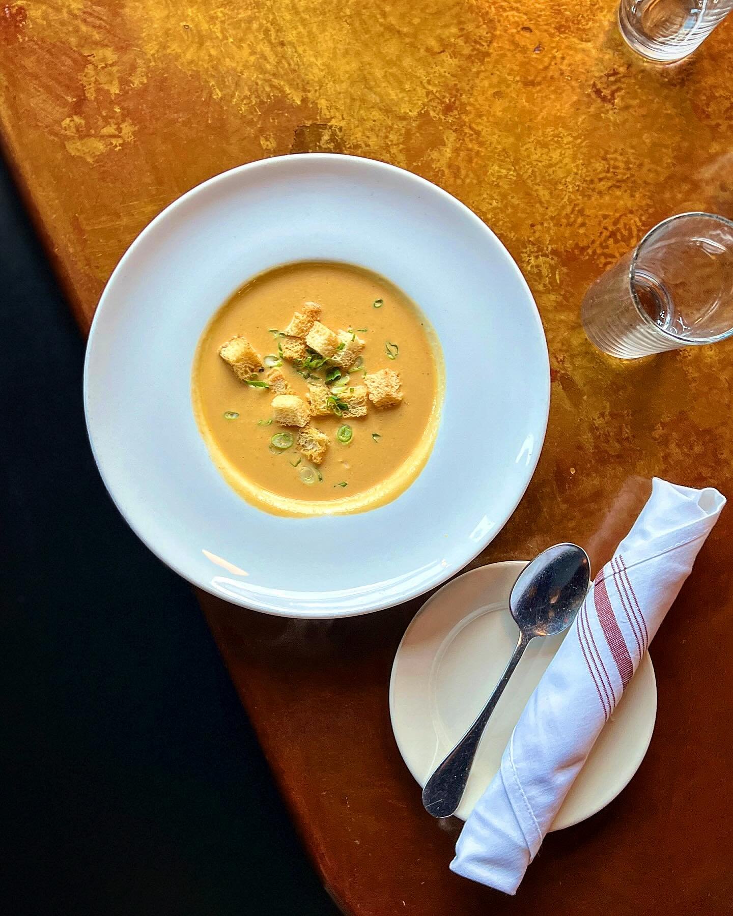&ldquo;Our love for soup is souper serious.&rdquo;
Soup of the day: Lobster Bisque.
-
-
-
#washingtonsquareTavern #brooklineeats #bostontaven #soupoftheday