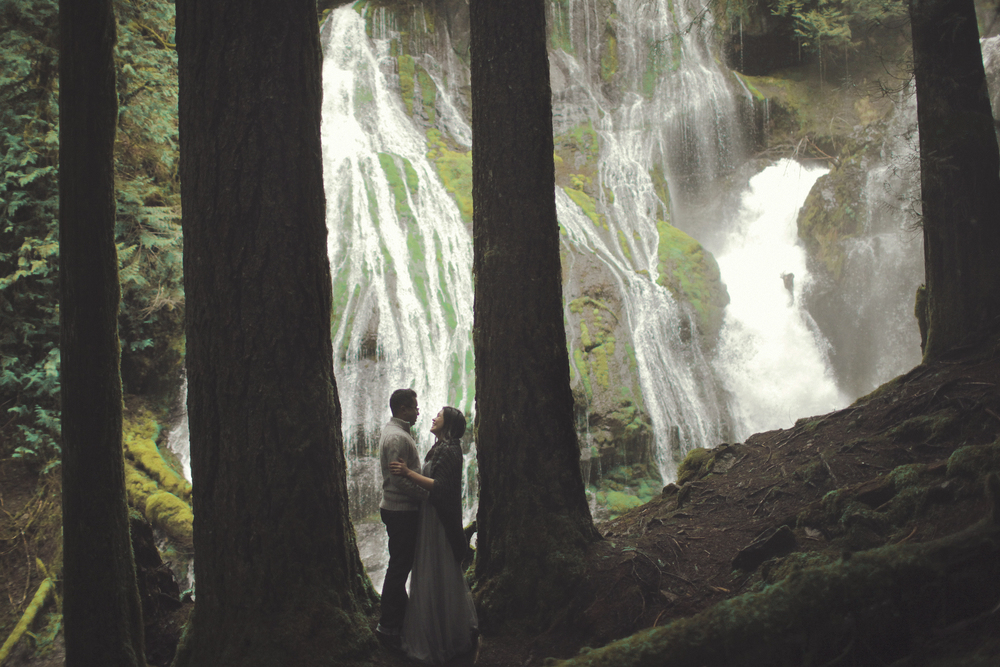 054+outlive+creative+oregon+engagement+session+best+photo+shoot+sov+kristin+panther+falls.jpg