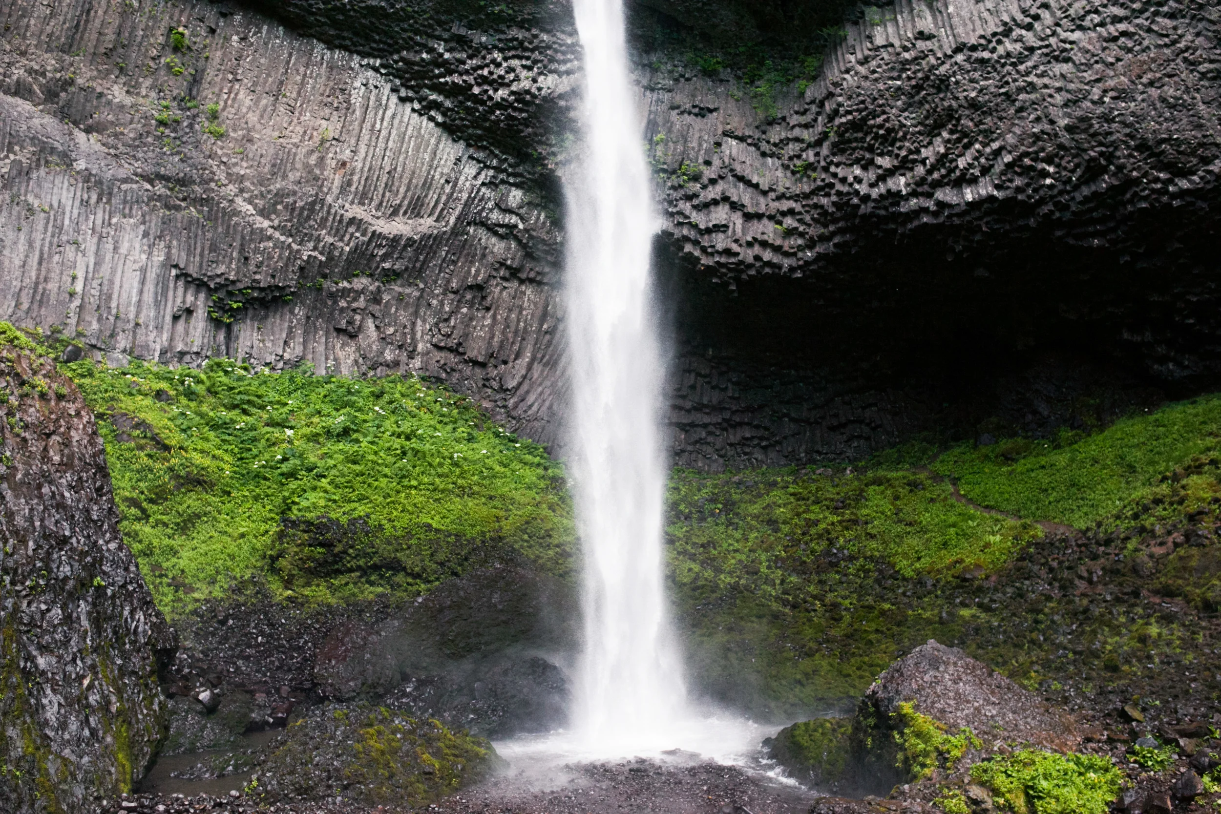 006Meagan+Tommy @ Latourell Falls +Oregon+Engagement+Session+Portland+Wedding+Film+Photography@outlivecreative.jpg