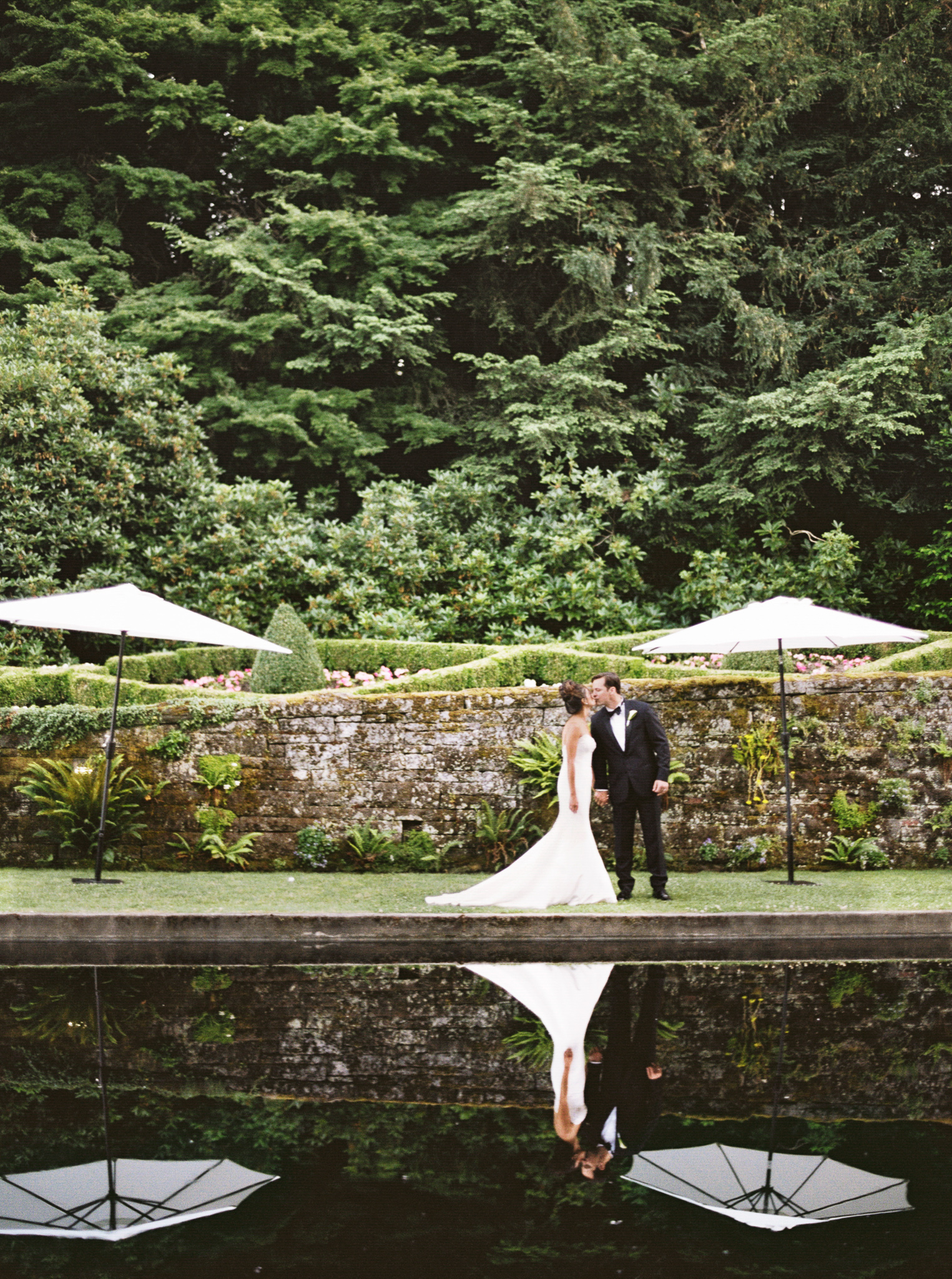 086OutliveCreative_Travel_Photographer_Videographer_Lewis&Clark_Oregon_Elegant_BlackTie_Destination_Wedding.jpg