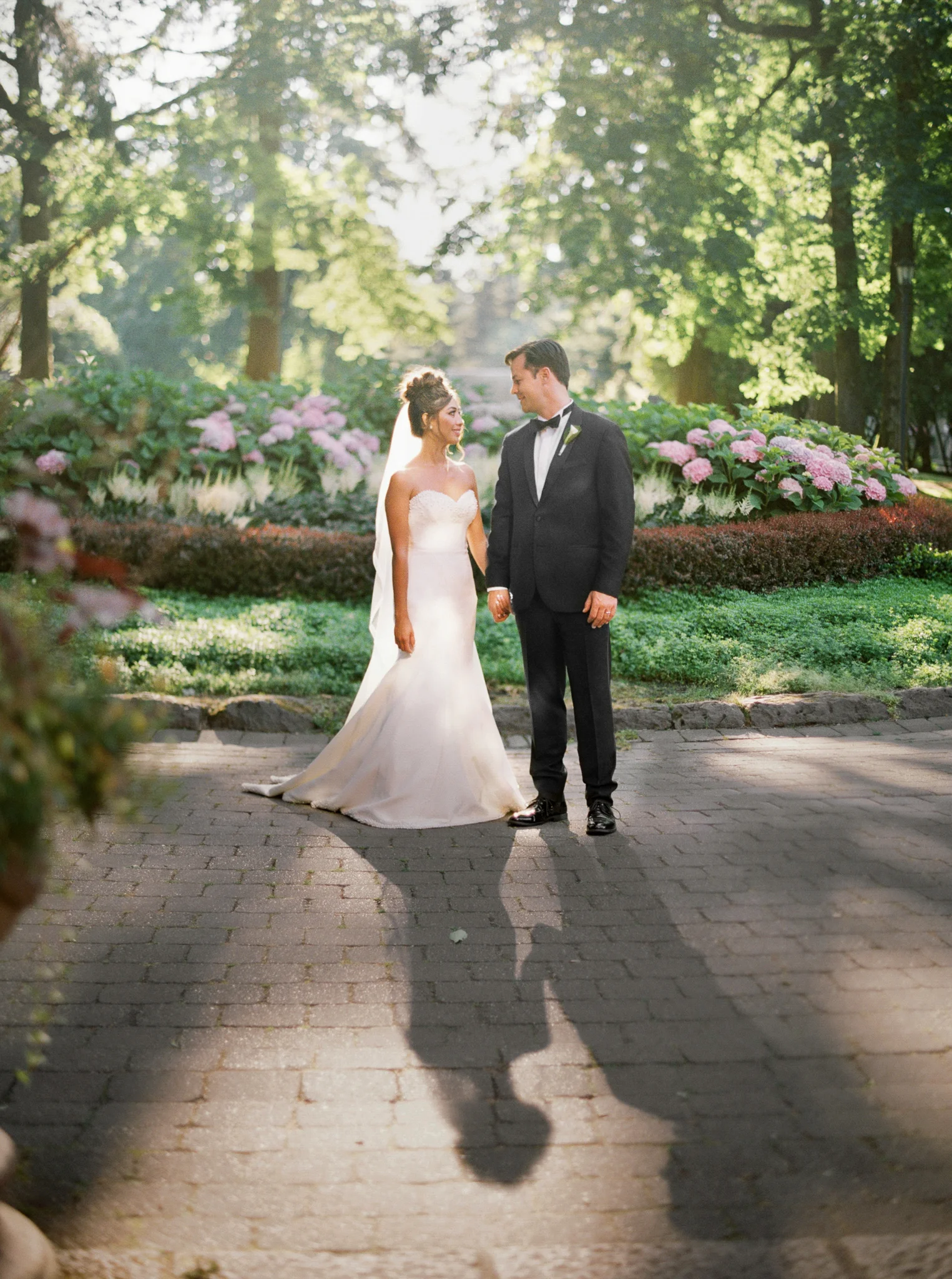 091OutliveCreative_Travel_Photographer_Videographer_Lewis&Clark_Oregon_Elegant_BlackTie_Destination_Wedding.jpg
