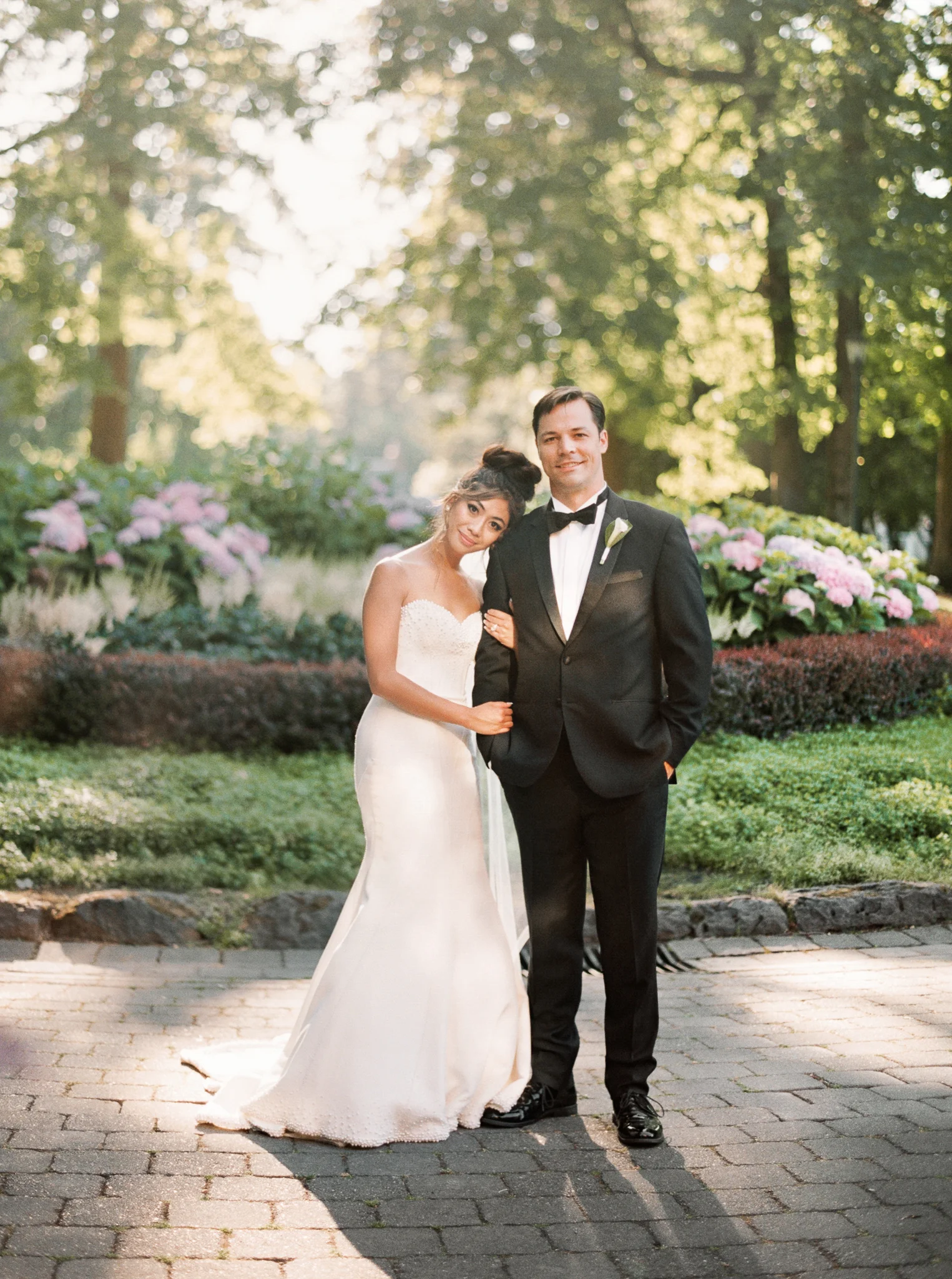092OutliveCreative_Travel_Photographer_Videographer_Lewis&Clark_Oregon_Elegant_BlackTie_Destination_Wedding.jpg