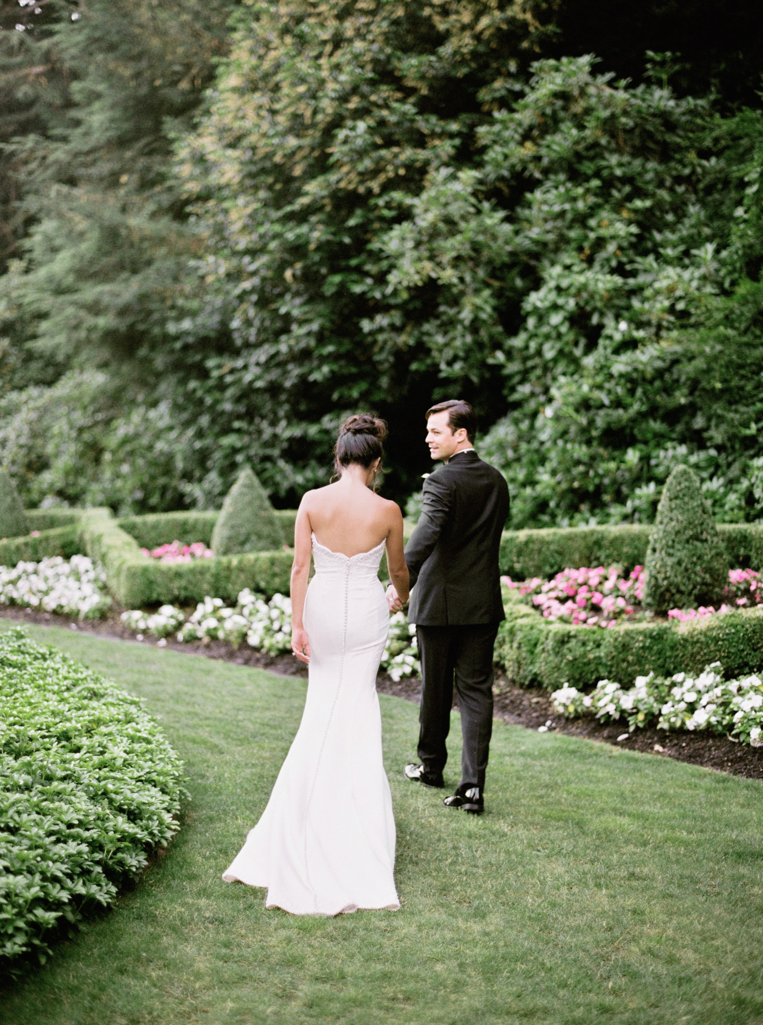 104OutliveCreative_Travel_Photographer_Videographer_Lewis&Clark_Oregon_Elegant_BlackTie_Destination_Wedding.jpg