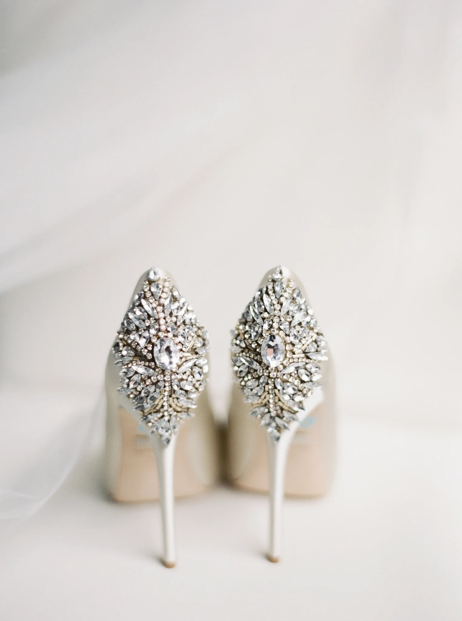 004OutliveCreative_Travel_Photographer_Videographer_Lewis&Clark_Oregon_Elegant_BlackTie_Destination_Wedding.jpg