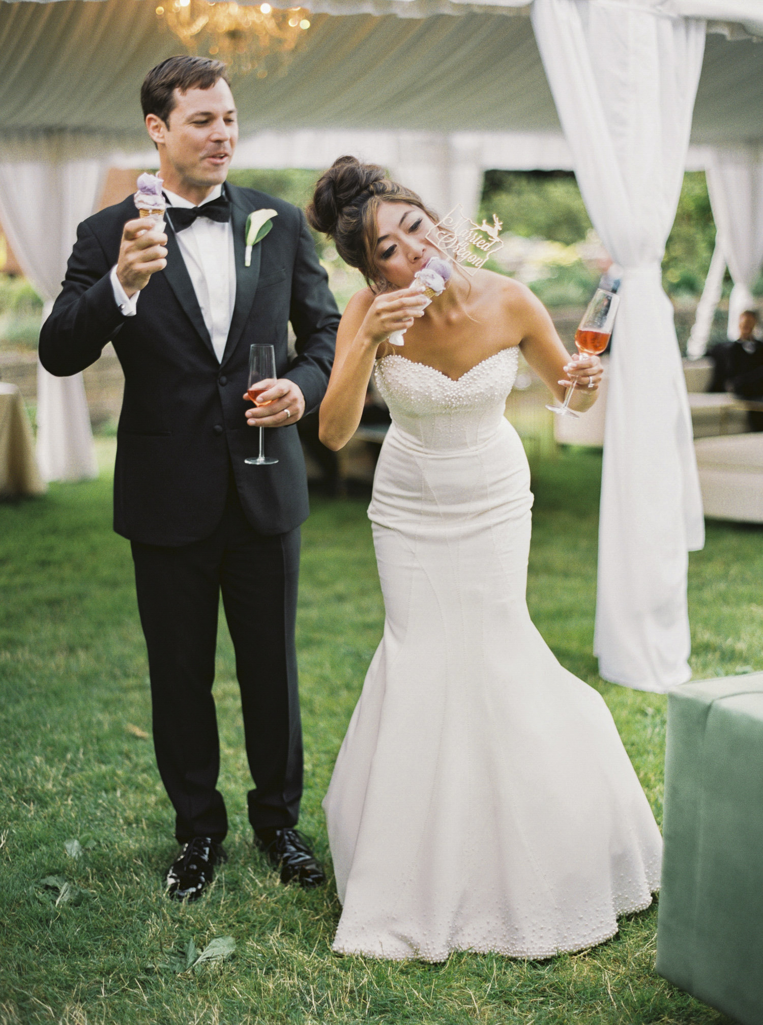 213OutliveCreative_Travel_Photographer_Videographer_Lewis&Clark_Oregon_Elegant_BlackTie_Destination_Wedding.jpg