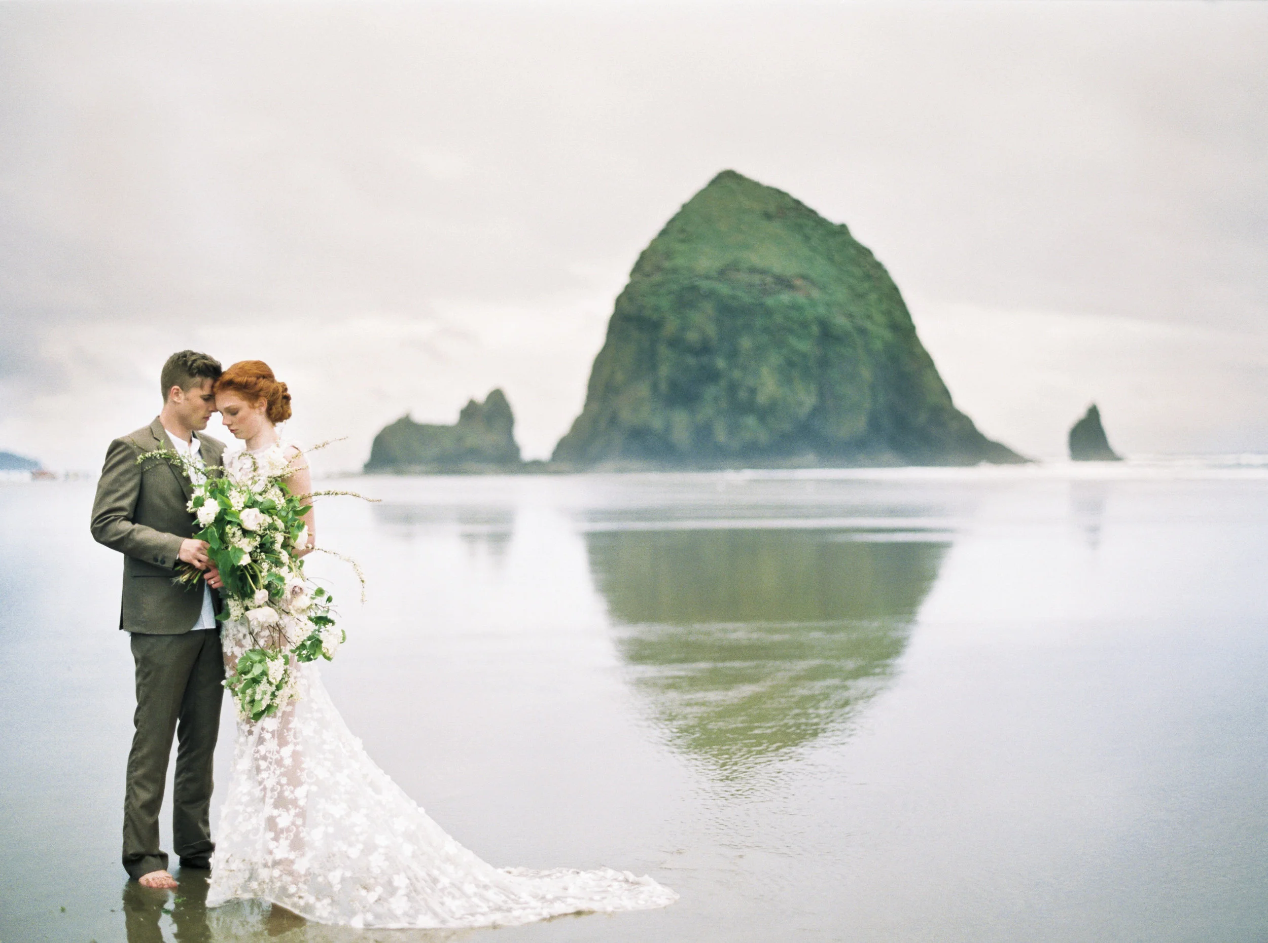004@outlivecreative_cannon_beach_destination_wedding_photographer_&_videographer.jpg