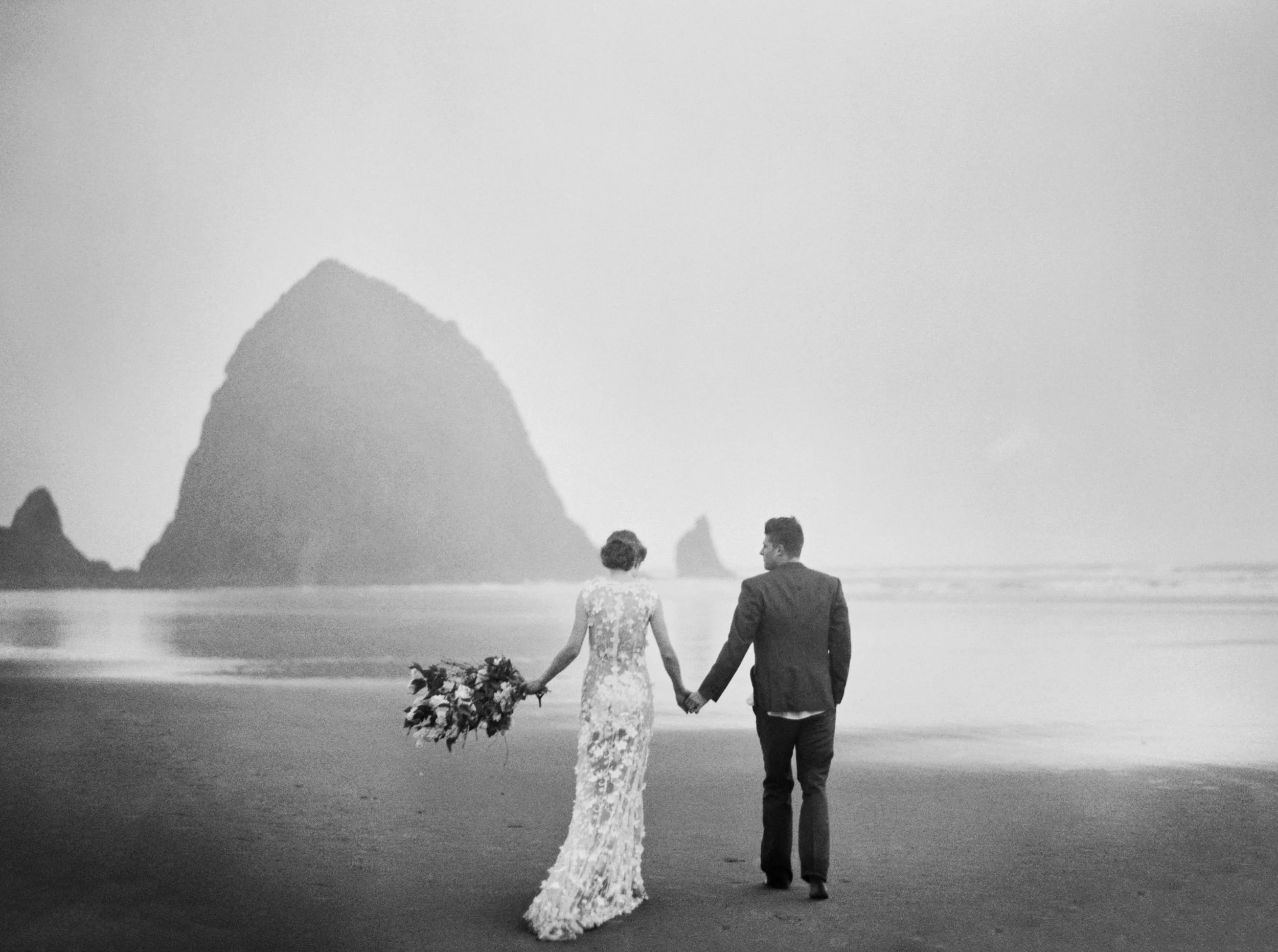 010@outlivecreative_cannon_beach_destination_wedding_photographer_&_videographer.jpg
