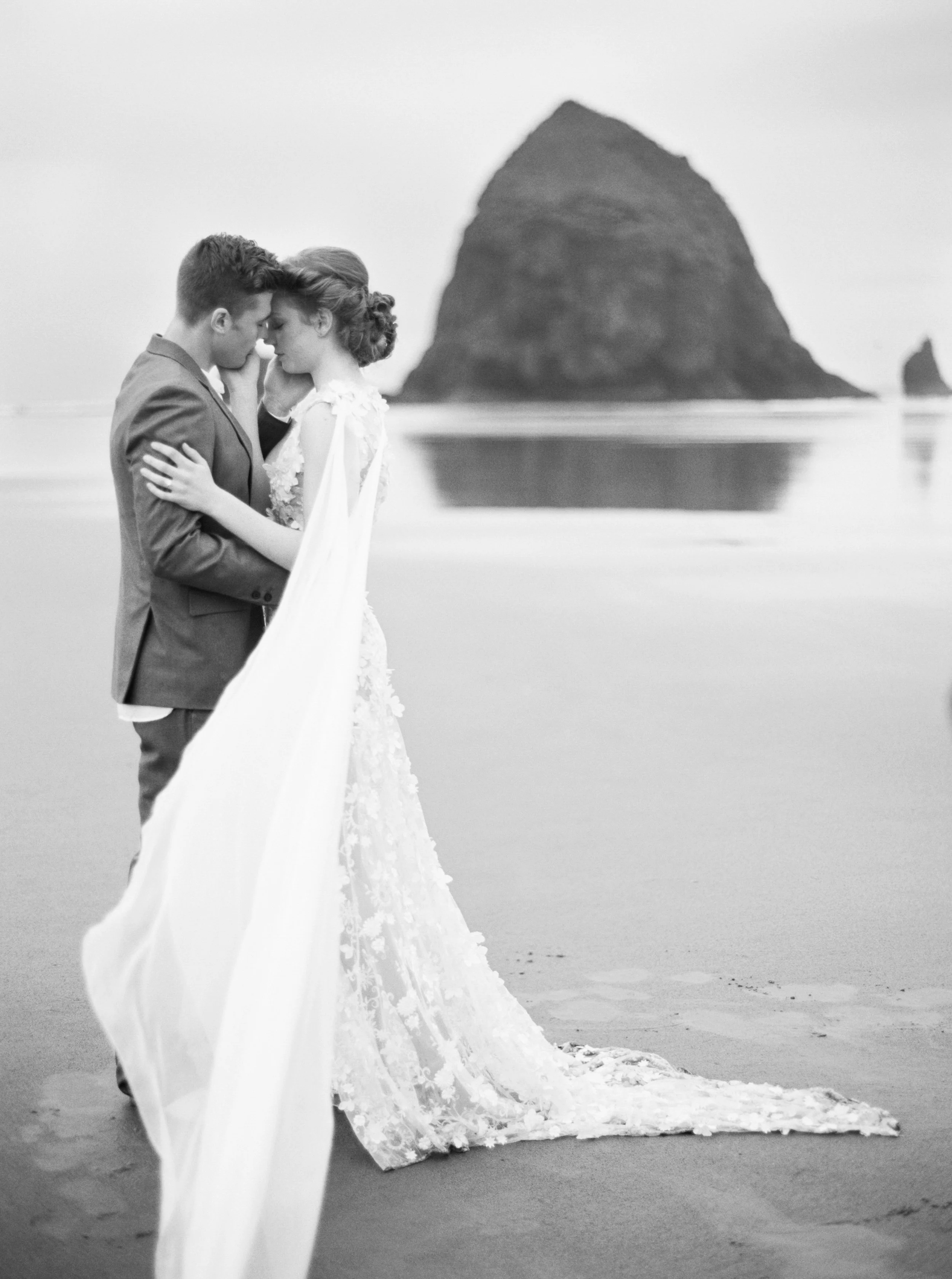 012@outlivecreative_cannon_beach_destination_wedding_photographer_&_videographer.jpg