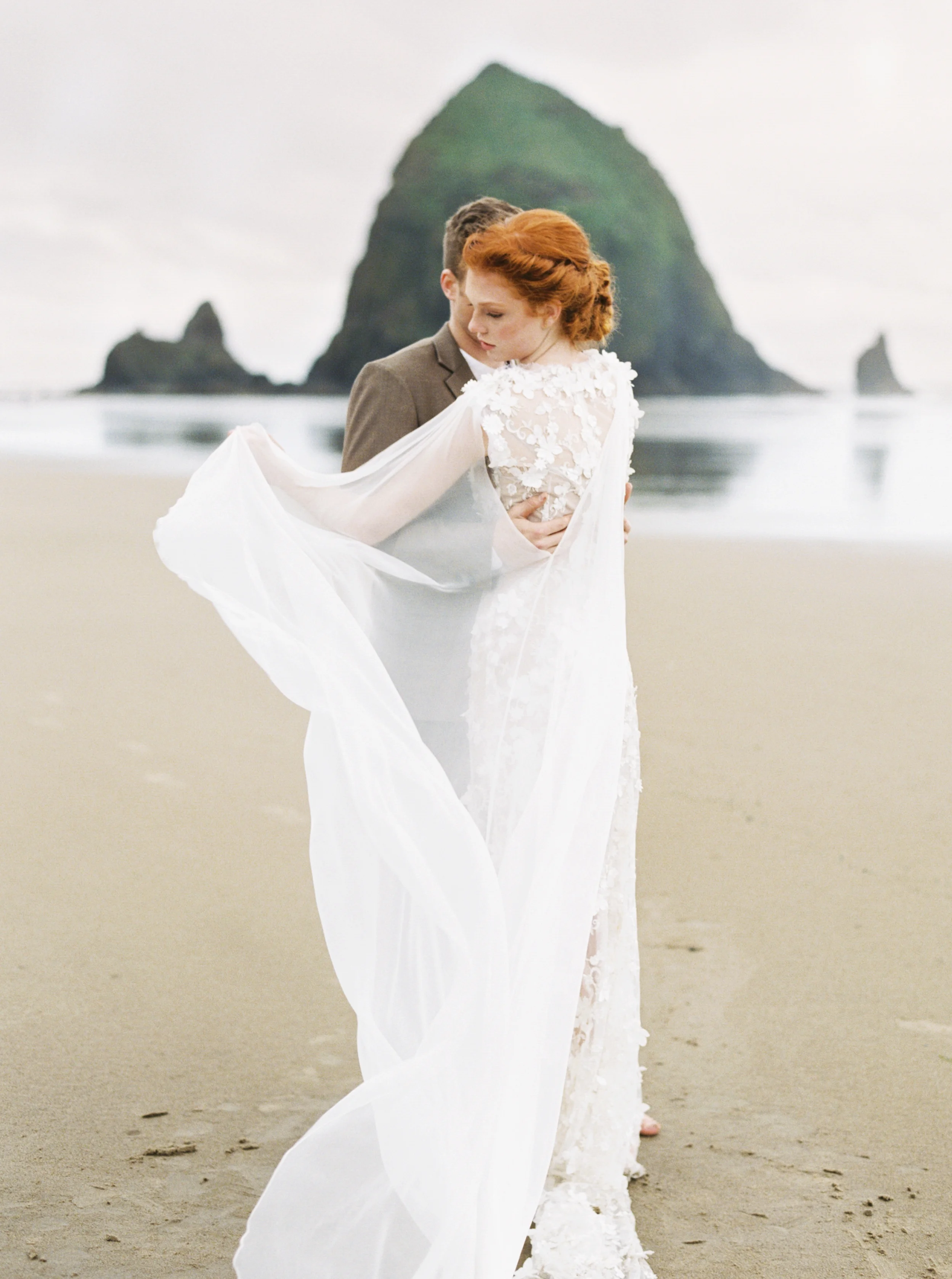 017@outlivecreative_cannon_beach_destination_wedding_photographer_&_videographer.jpg