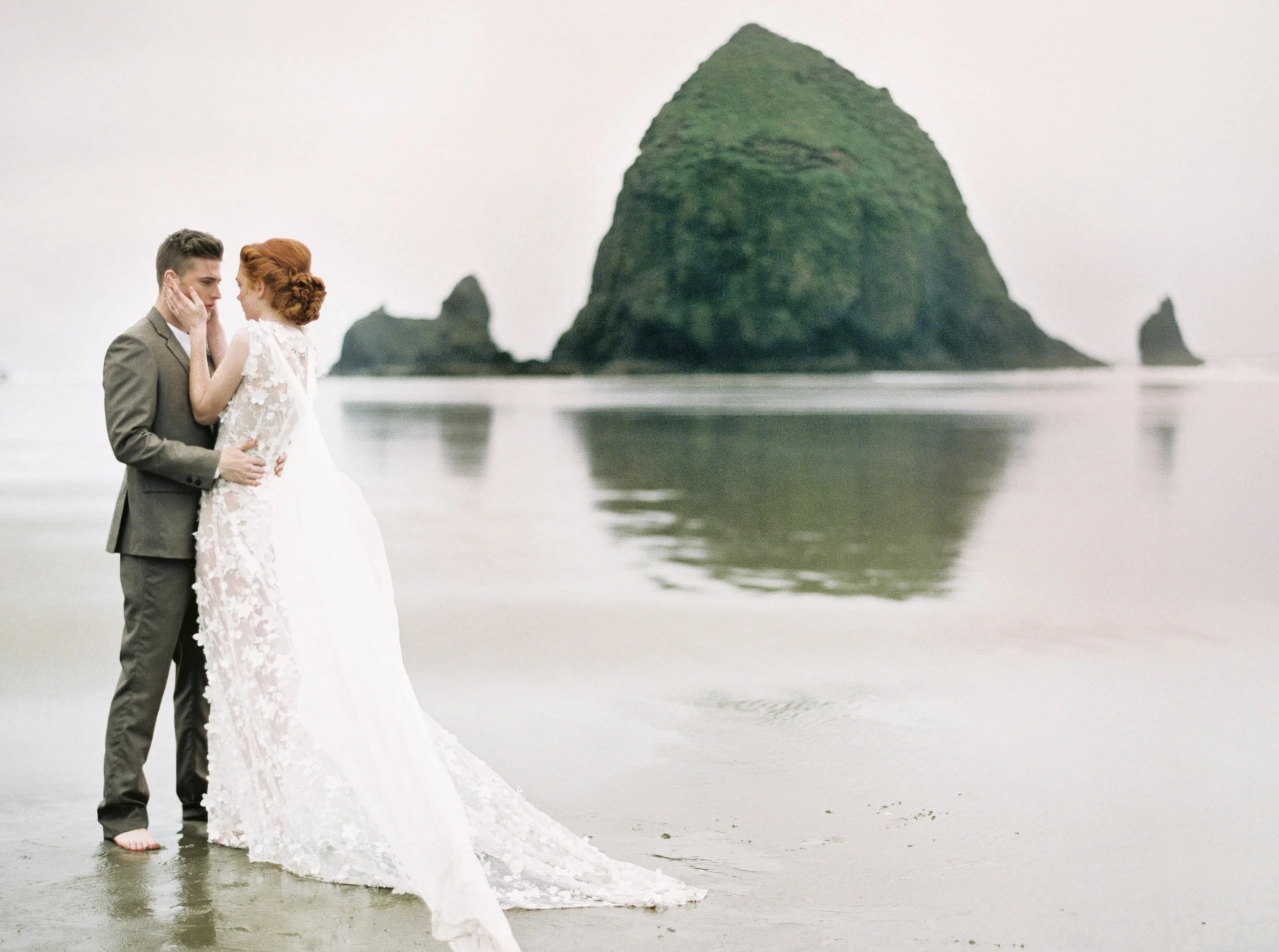 024@outlivecreative_cannon_beach_destination_wedding_photographer_&_videographer.jpg