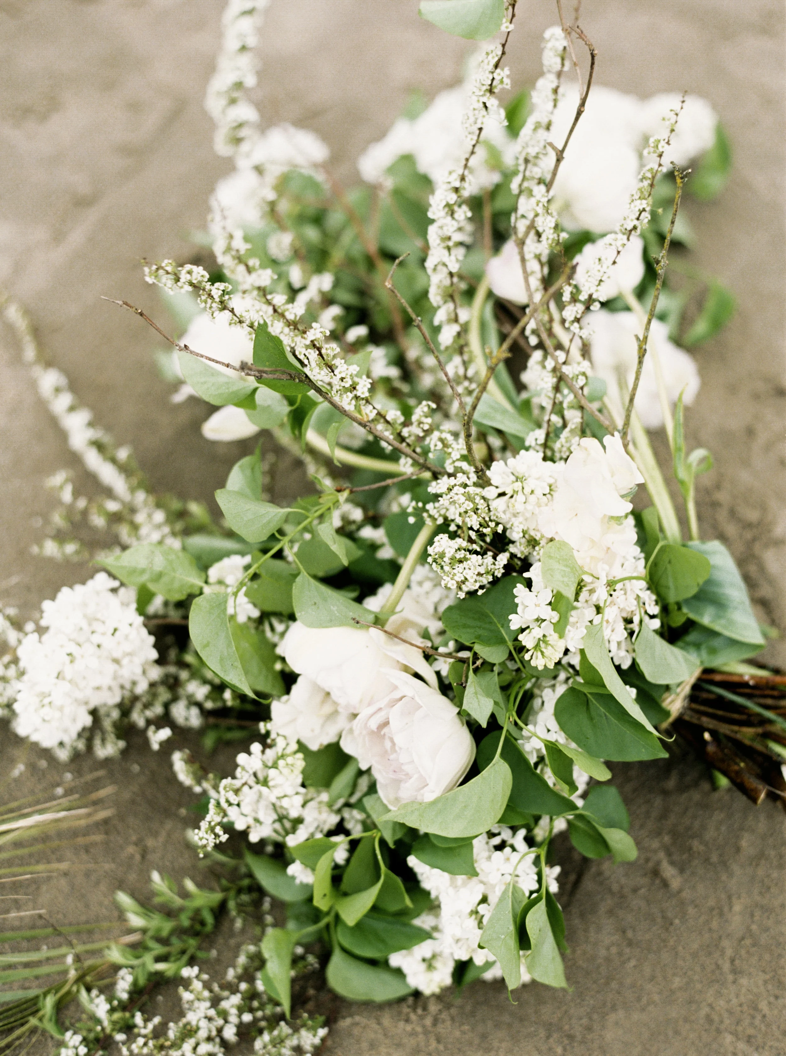 034@outlivecreative_cannon_beach_destination_wedding_photographer_&_videographer.jpg