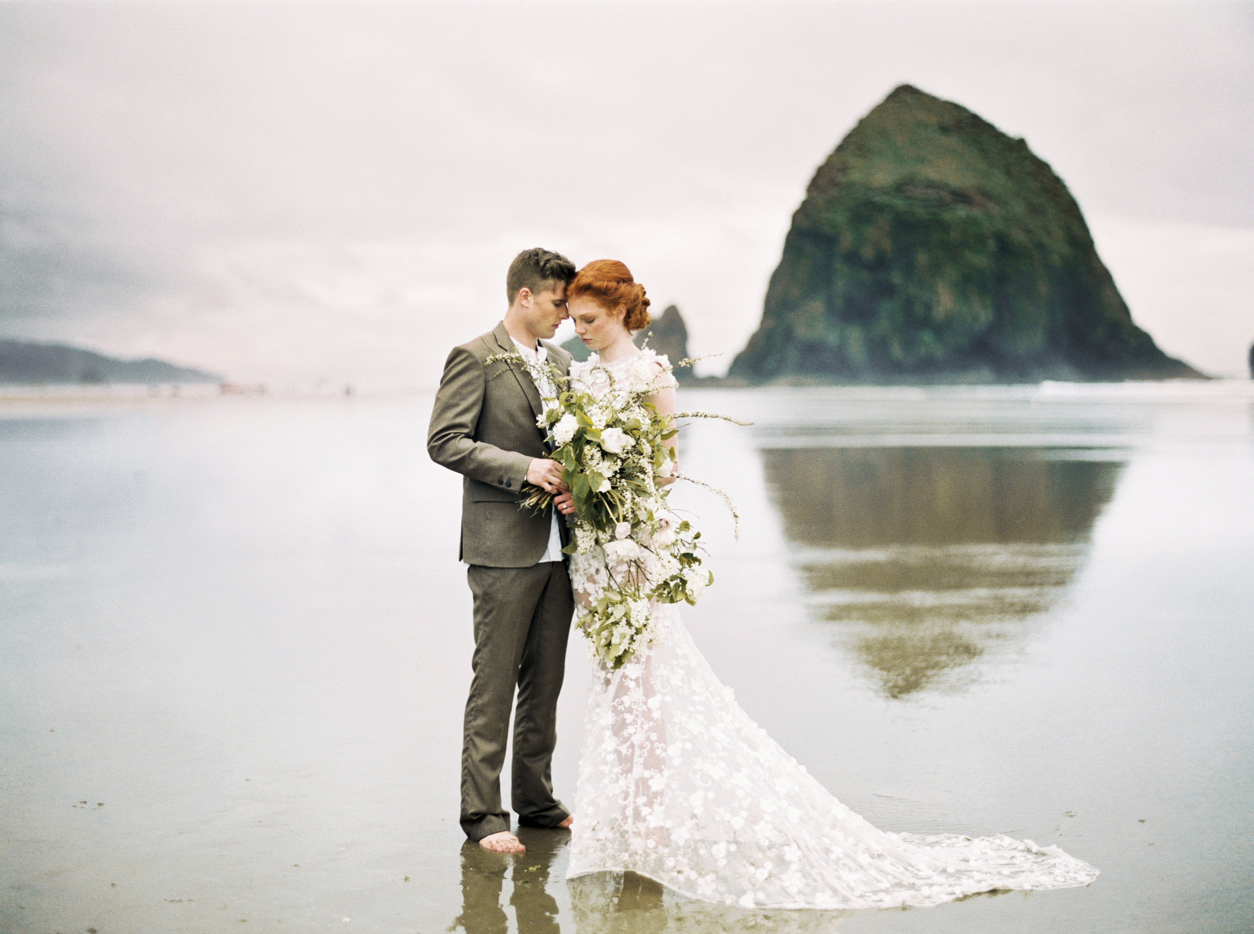 036@outlivecreative_cannon_beach_destination_wedding_photographer_&_videographer.jpg