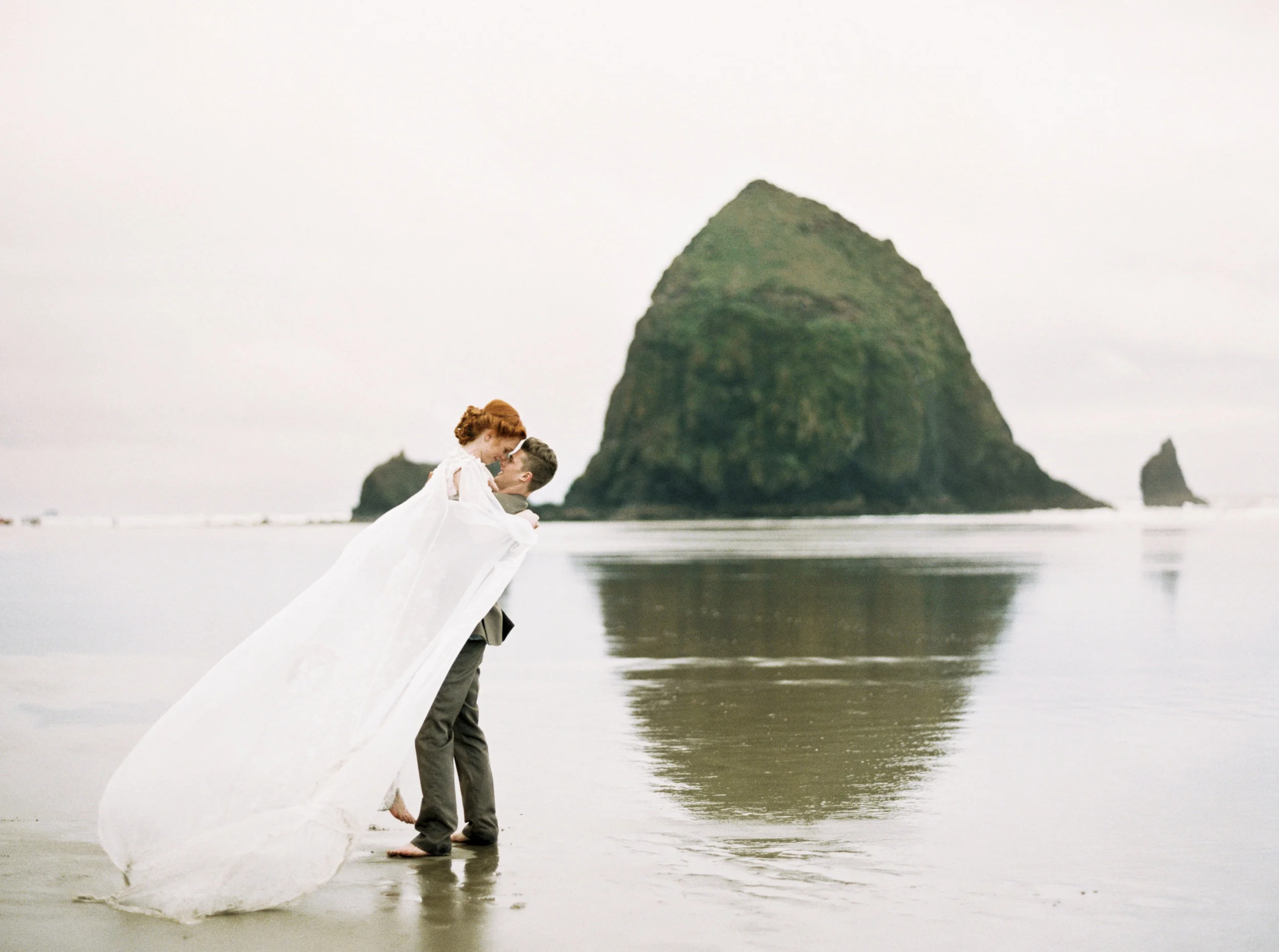 039@outlivecreative_cannon_beach_destination_wedding_photographer_&_videographer.jpg