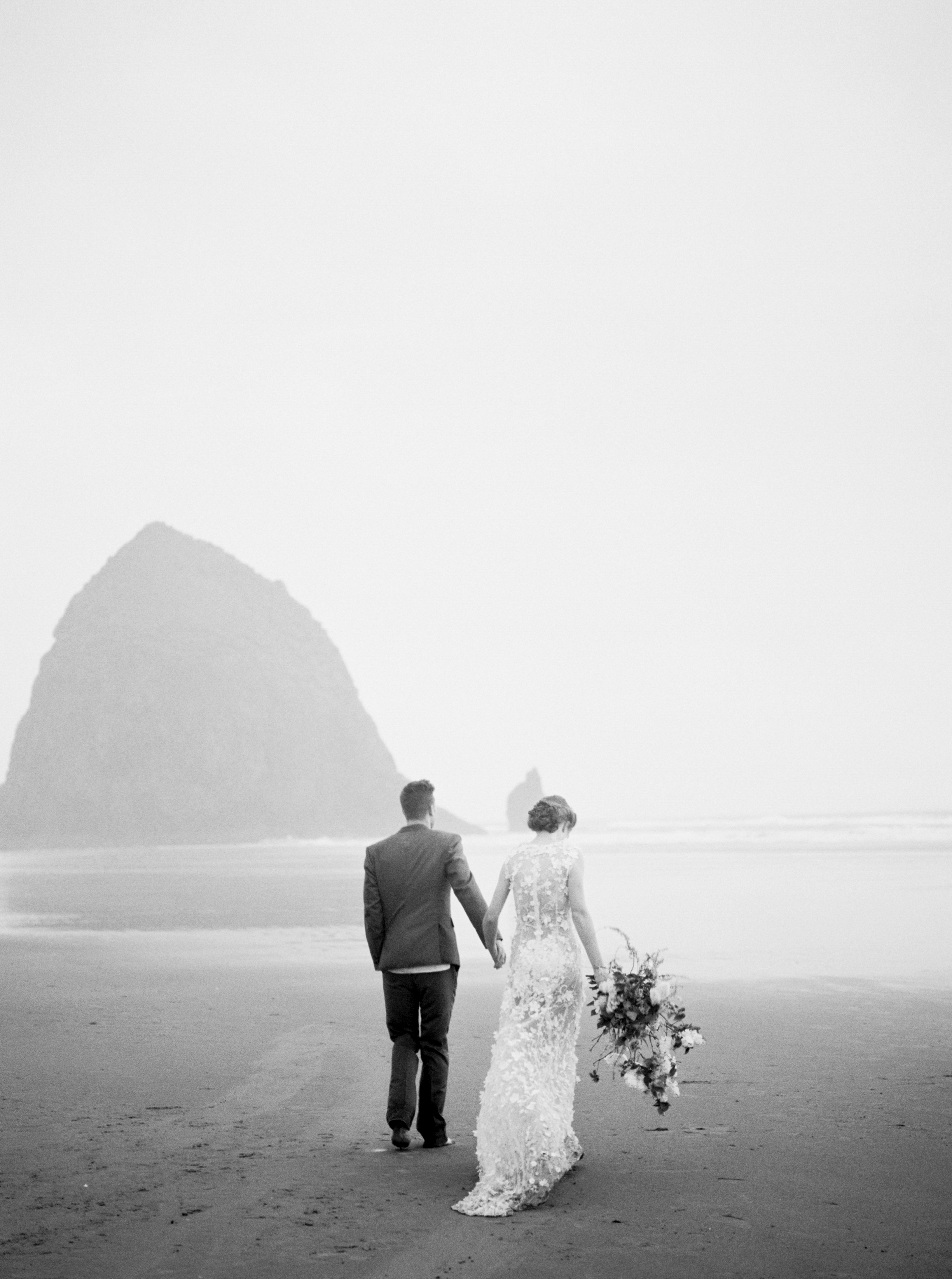 044@outlivecreative_cannon_beach_destination_wedding_photographer_&_videographer.jpg