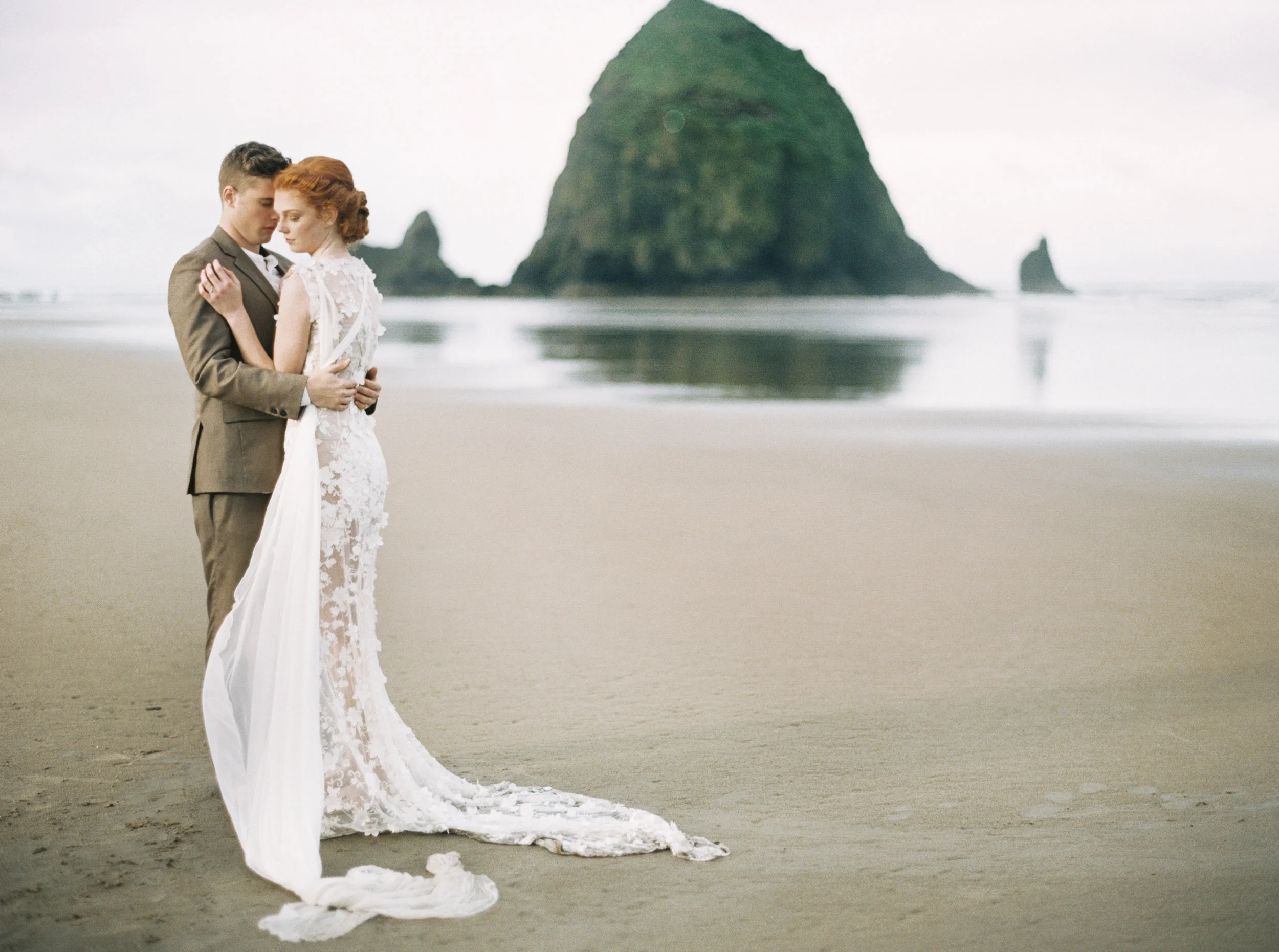 045@outlivecreative_cannon_beach_destination_wedding_photographer_&_videographer.jpg