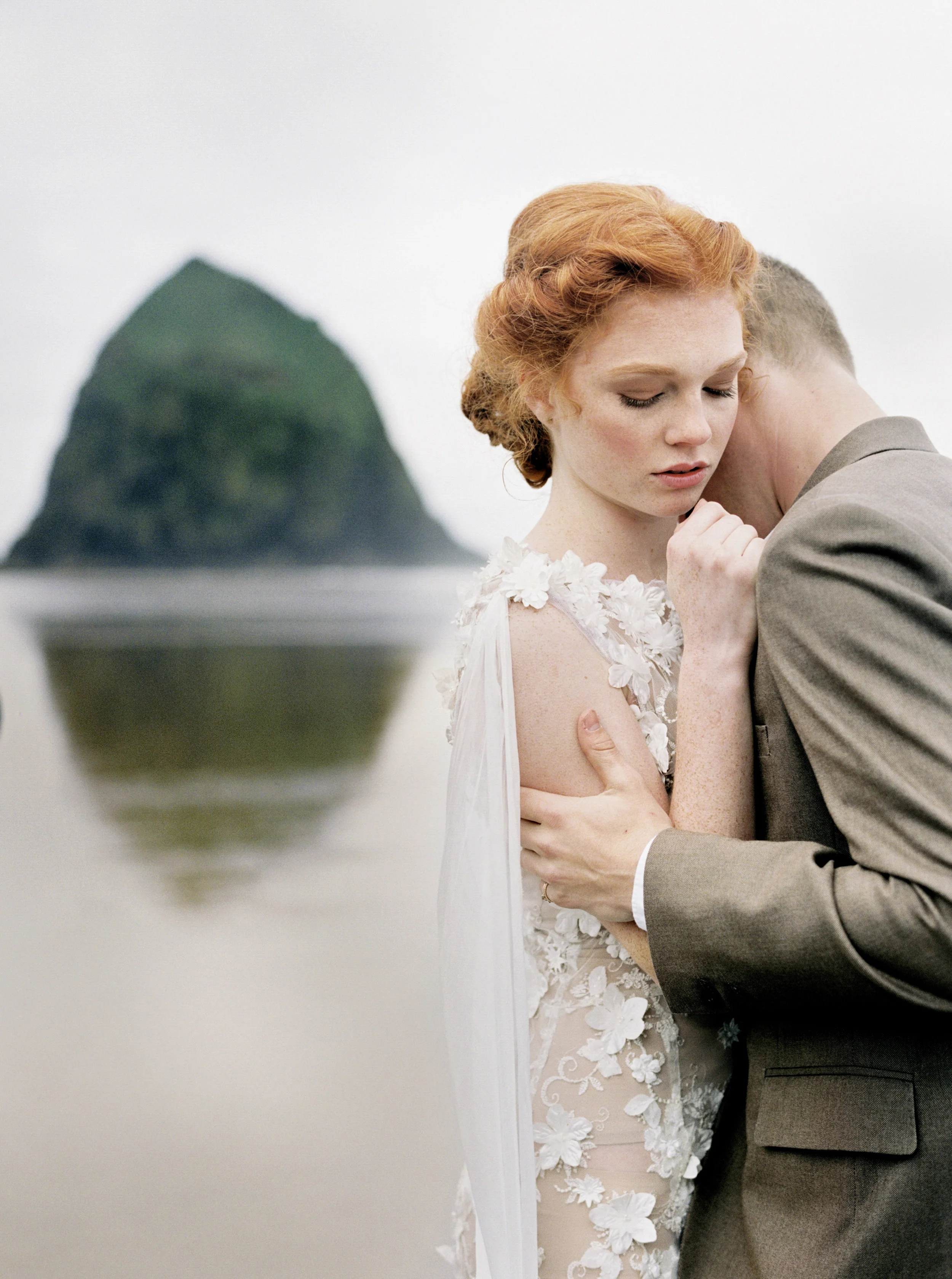 049@outlivecreative_cannon_beach_destination_wedding_photographer_&_videographer.jpg