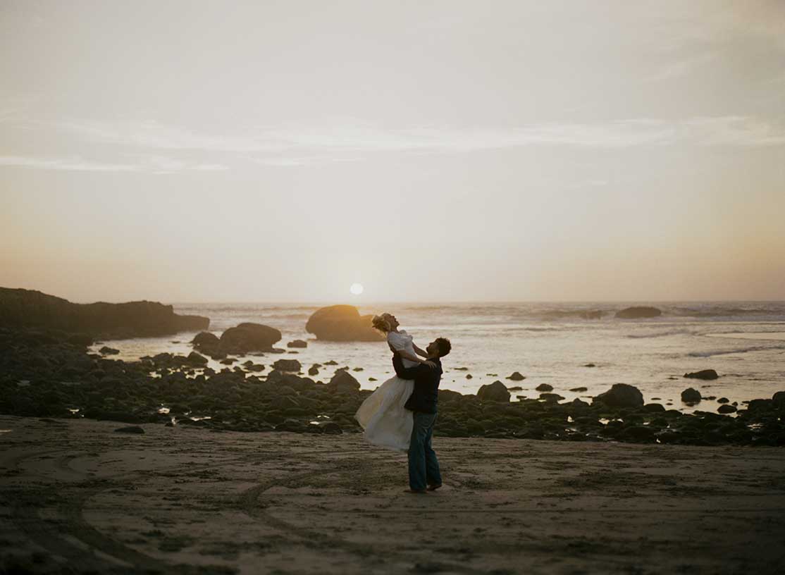 Oregon Coast Engagement Photos by Outlive Creative