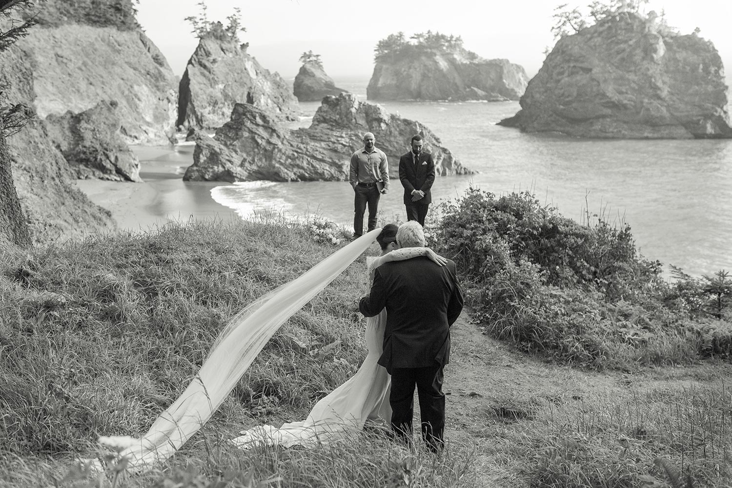 Oregon Coast Elopement by Outlive Creative