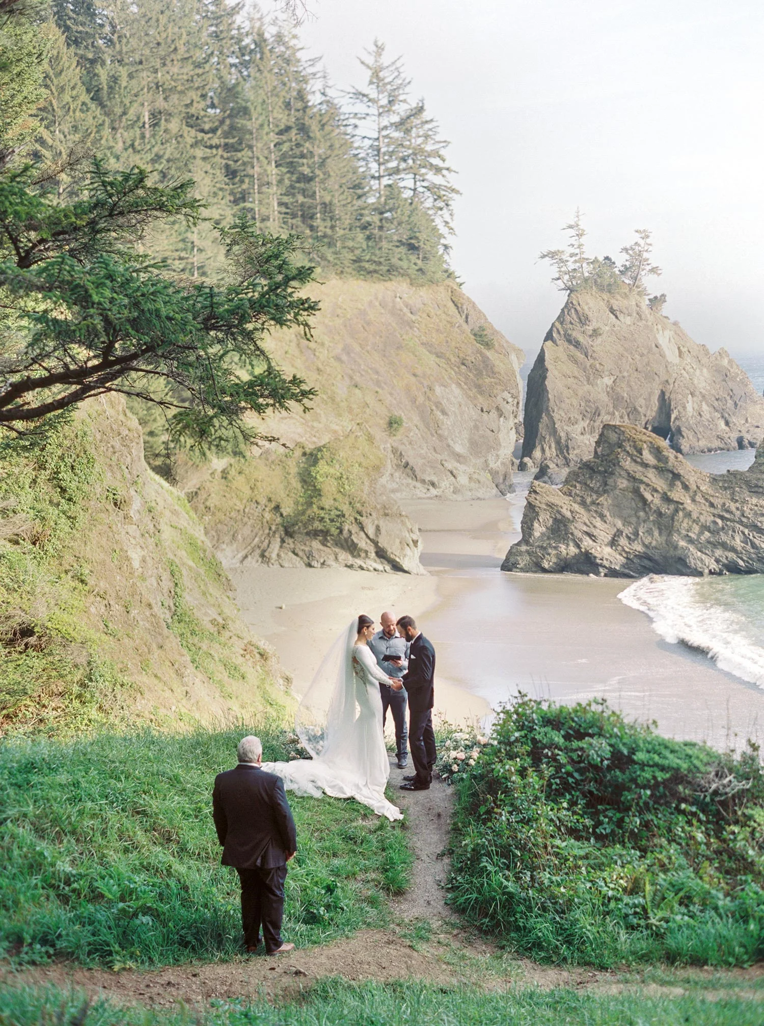 Oregon Coast Elopement by Outlive Creative