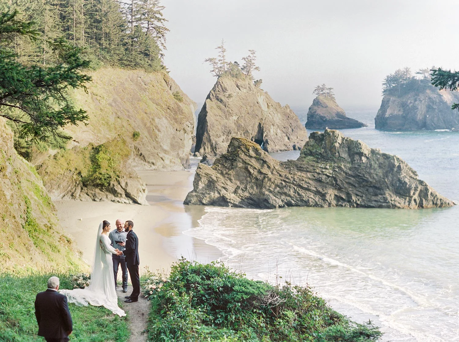 Oregon Coast Elopement by Outlive Creative