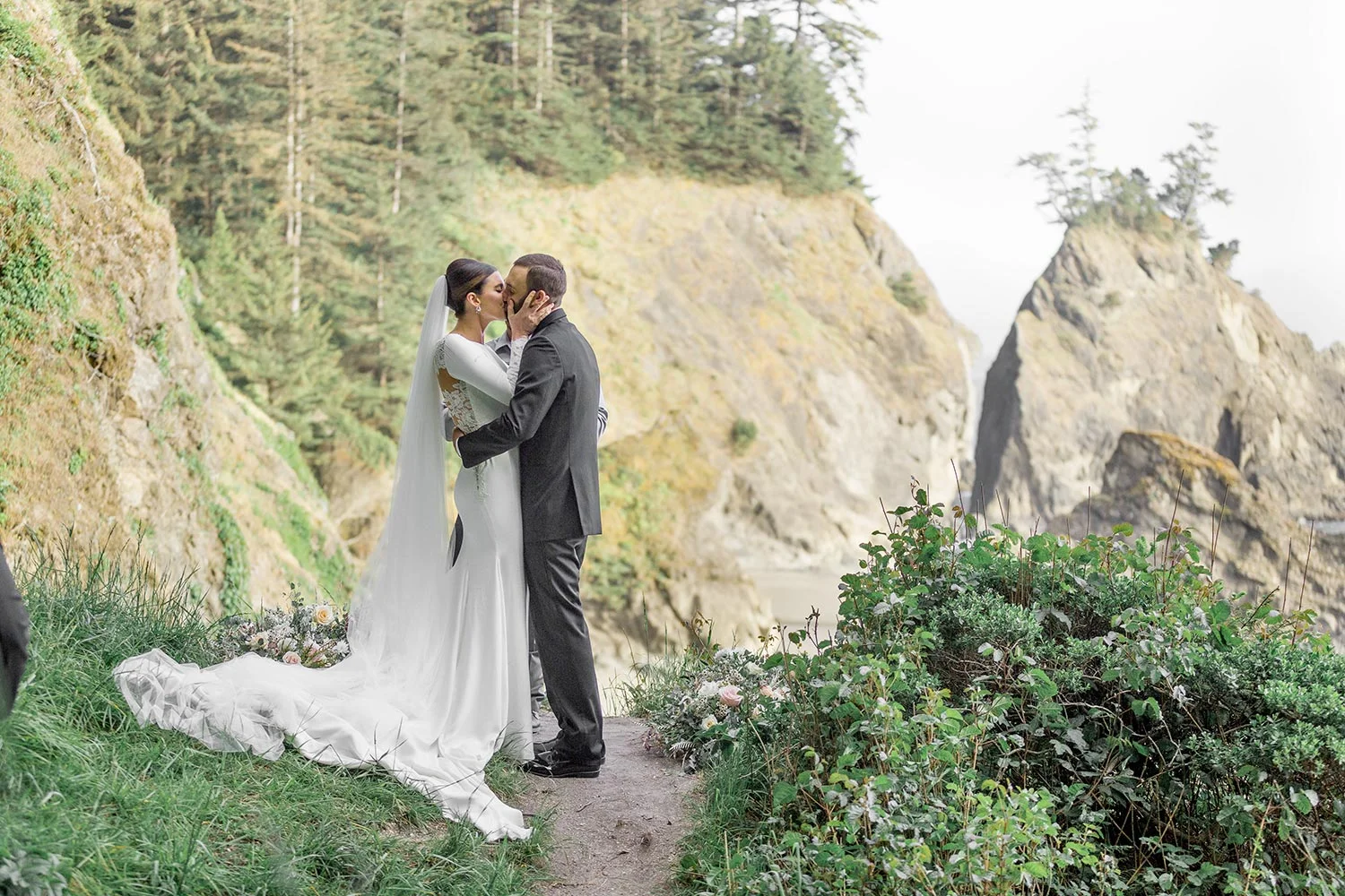 Oregon Coast Elopement by Outlive Creative