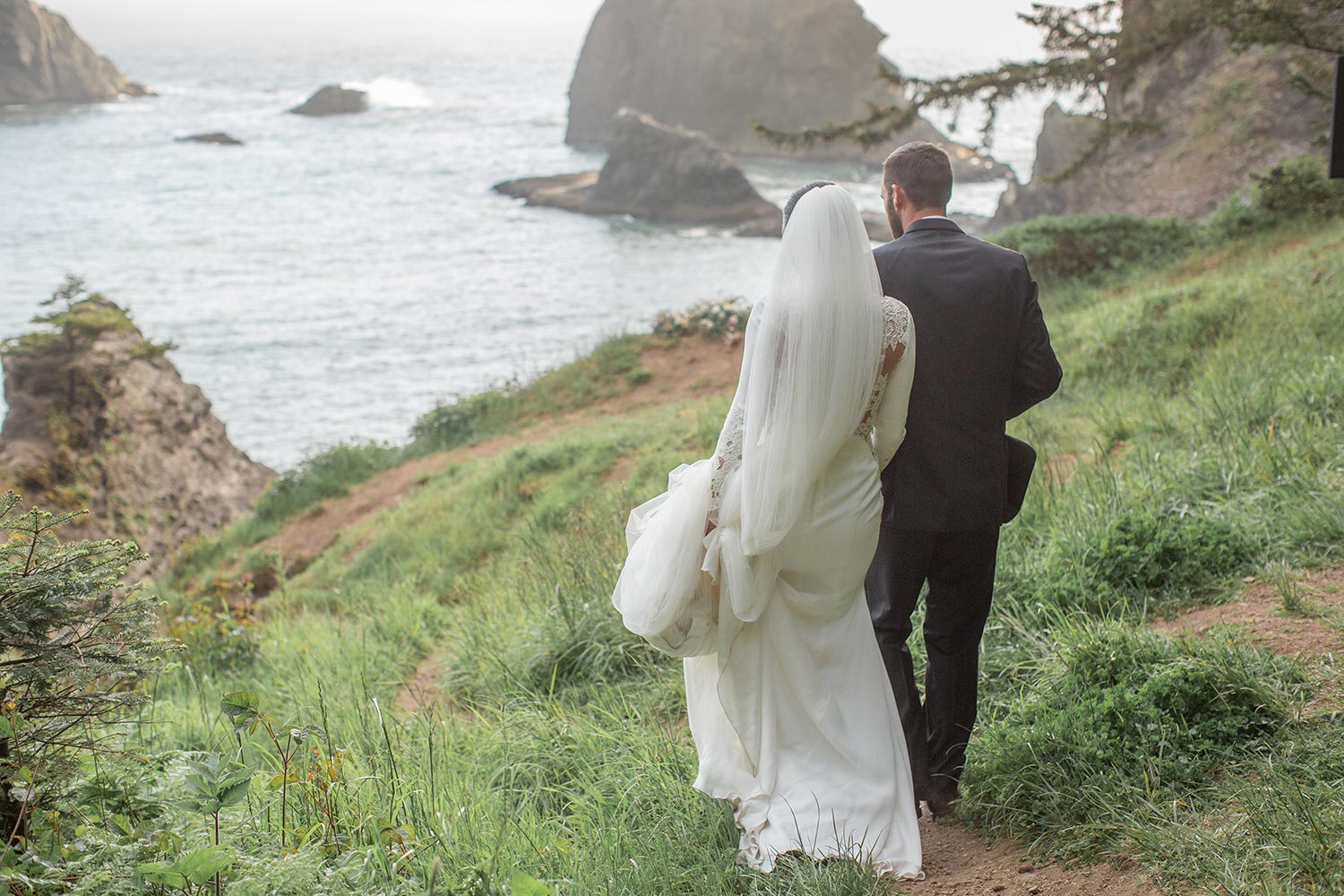 Oregon Coast Elopement by Outlive Creative
