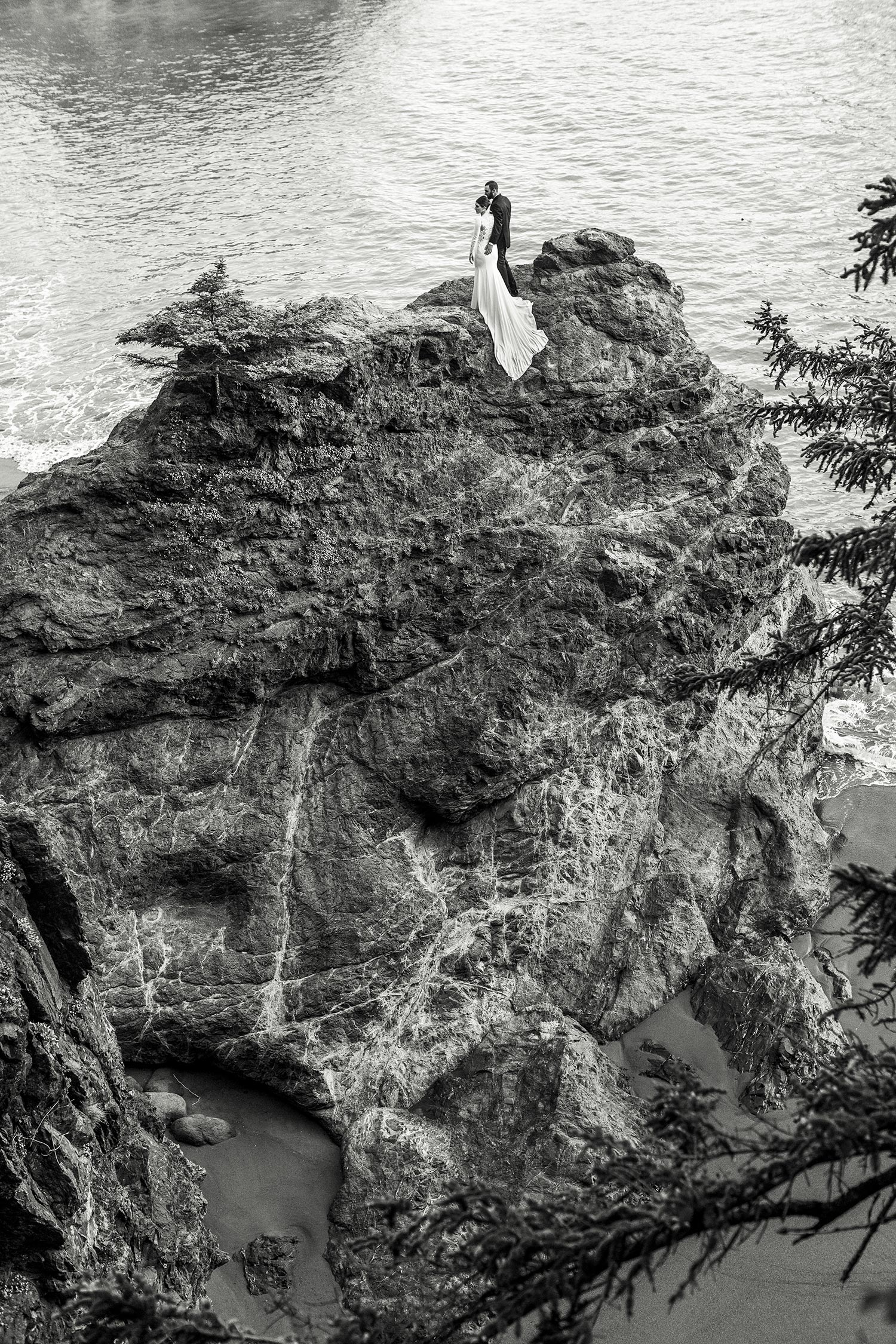 Oregon Coast Elopement by Outlive Creative