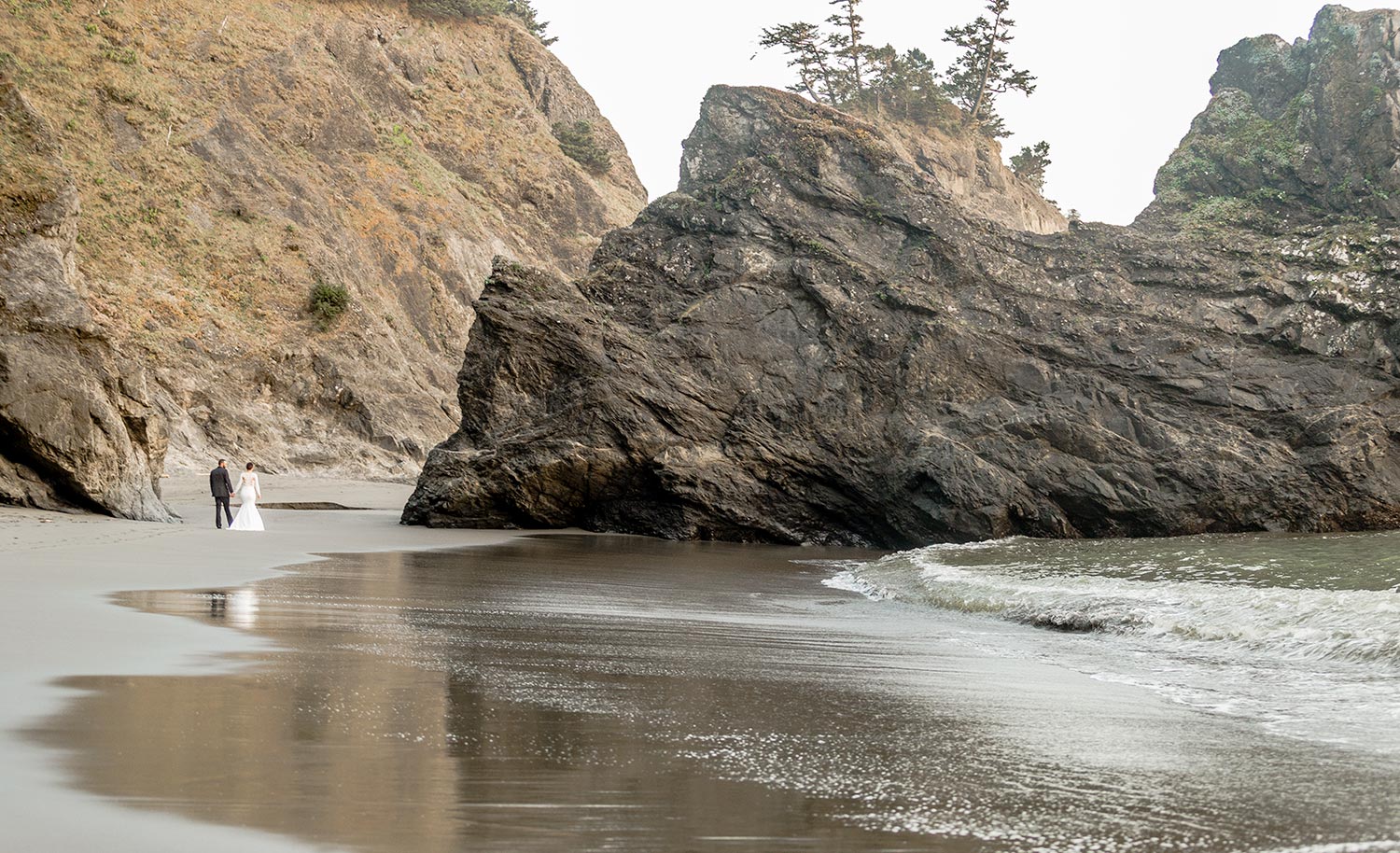 Oregon Coast Elopement by Outlive Creative