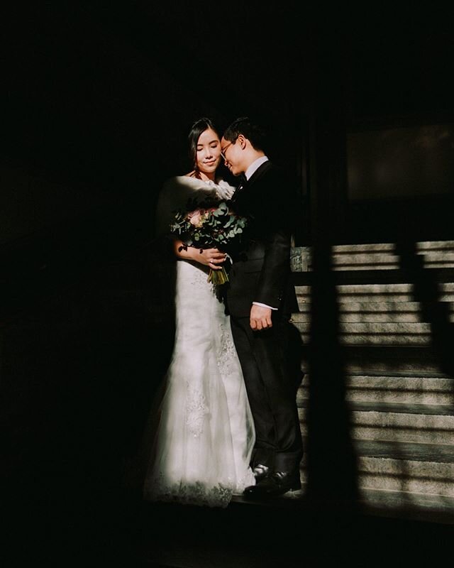 Yulie and Yao and some magical light we found on their wedding day ✨⠀
Flowers by the amazing @coolandcozy 🌿