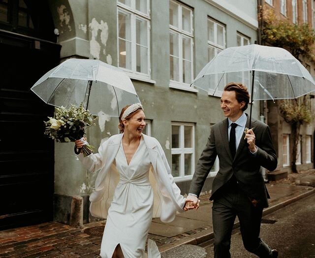 Running down the streets of Copenhagen in the rain on your wedding day? Film moment ? Check ✔️