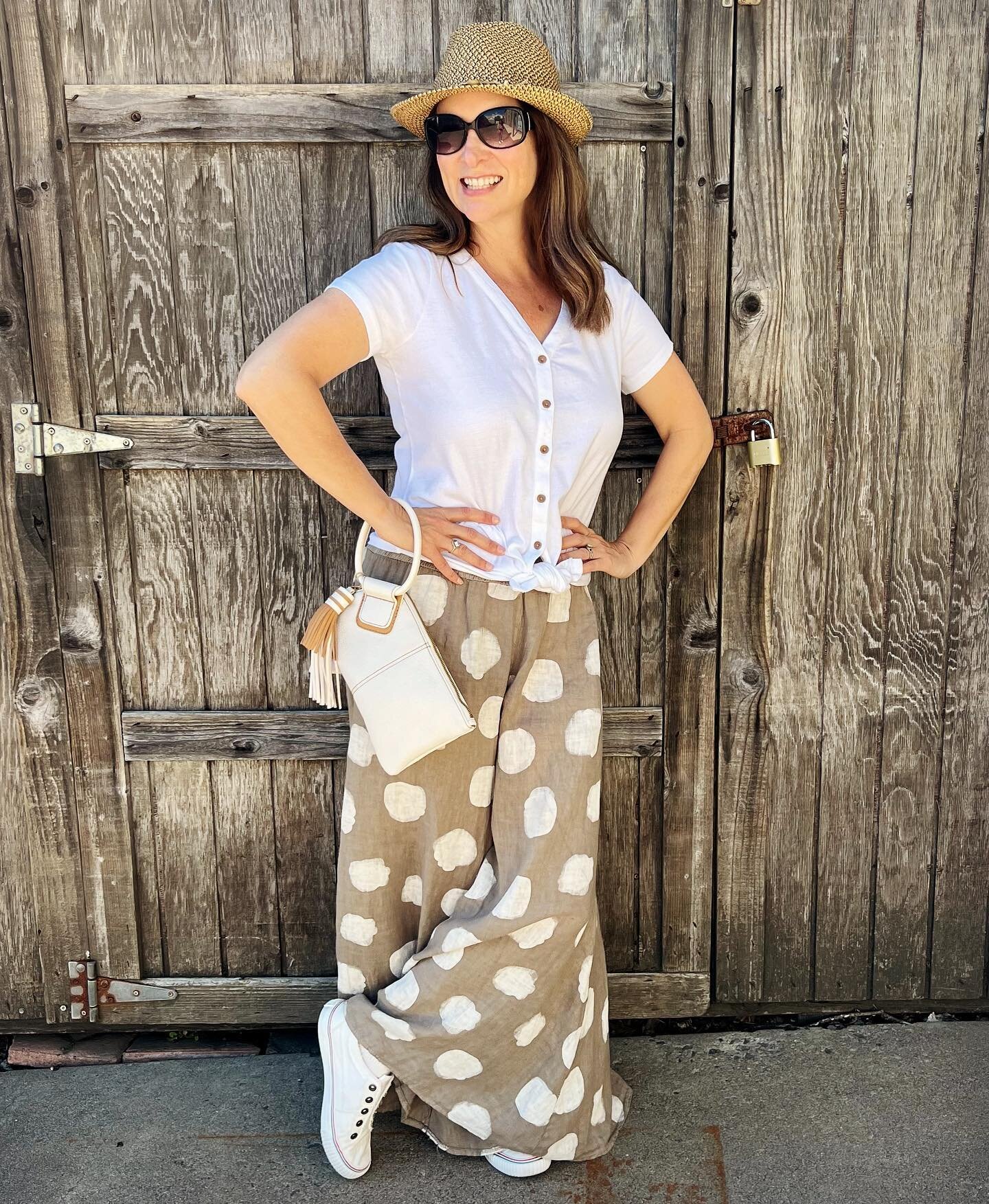 They are back in a new color! These linen pants are the hit of the season! Great for hot days, wear them casual or dress them up!