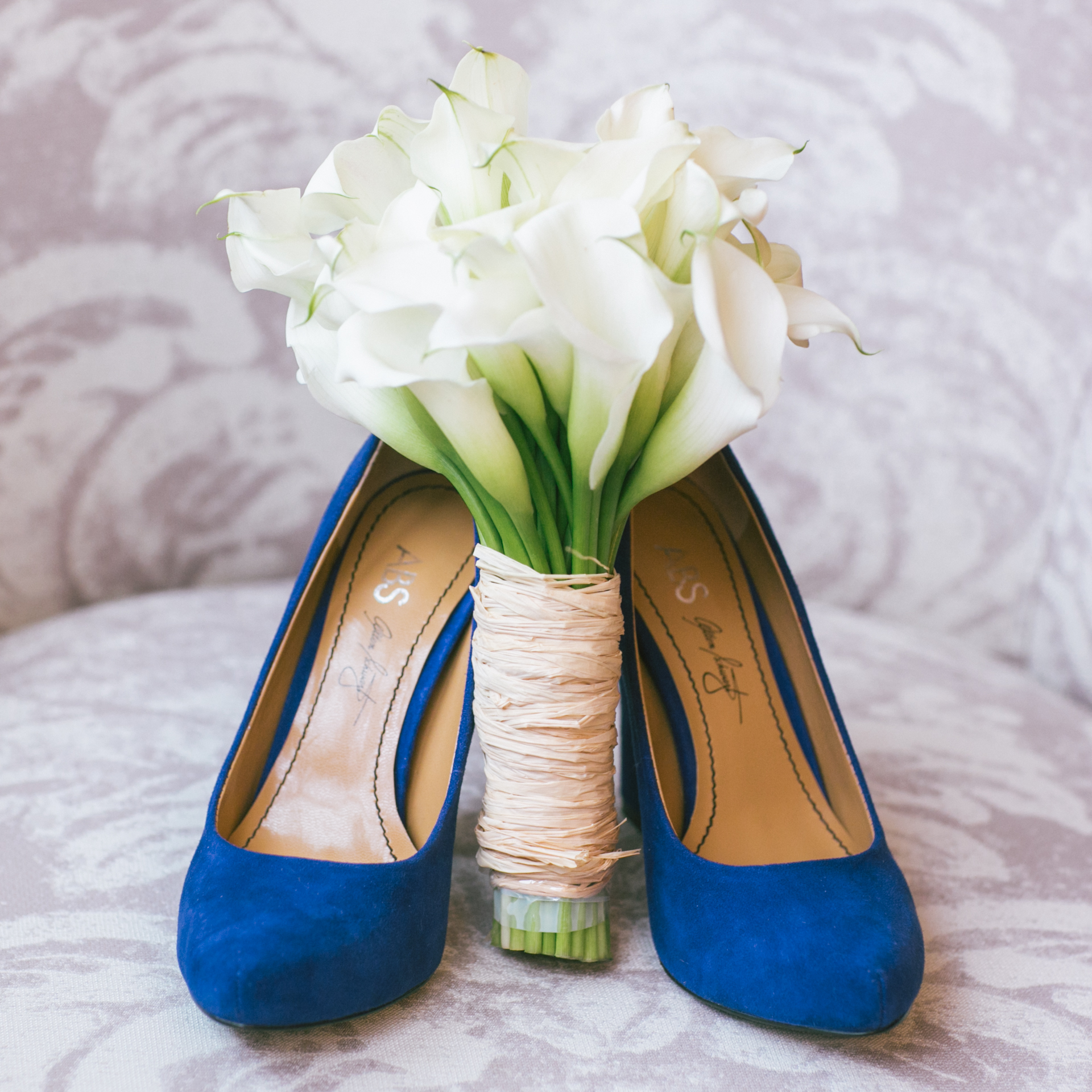  The bride's wedding shoes and flower bouquet 