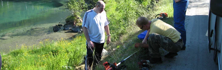 Bilde: Rune, Anders og Bjarte gjør seg klar til kantrydding i Strynselven.