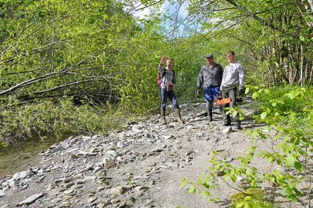 Litt sondering øverst på strekket. Her er en del fine småkulper, men antall rotvelter er omfattende. Denne delen må vente og tas i samarbeid med grunneier. Dessuten er hølene lenger ned av større interesse i følge kjentmann Arne Matthiessen.