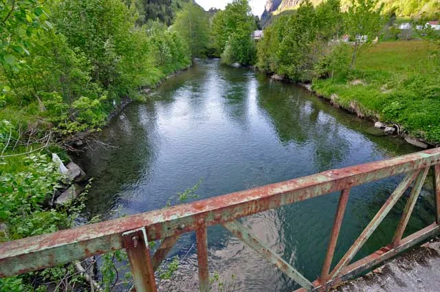 Så var vi ferdige og kan betrakte Bruelva fra en av broene. Glemt noe? Jo det er litt mer. Siste strekket overfor øverste broen er et gjel hvor elva går hvitere. Her er er noen fine plasser opp til fossene som stanser videre vandring. Prøv makkeklysa her på flom!