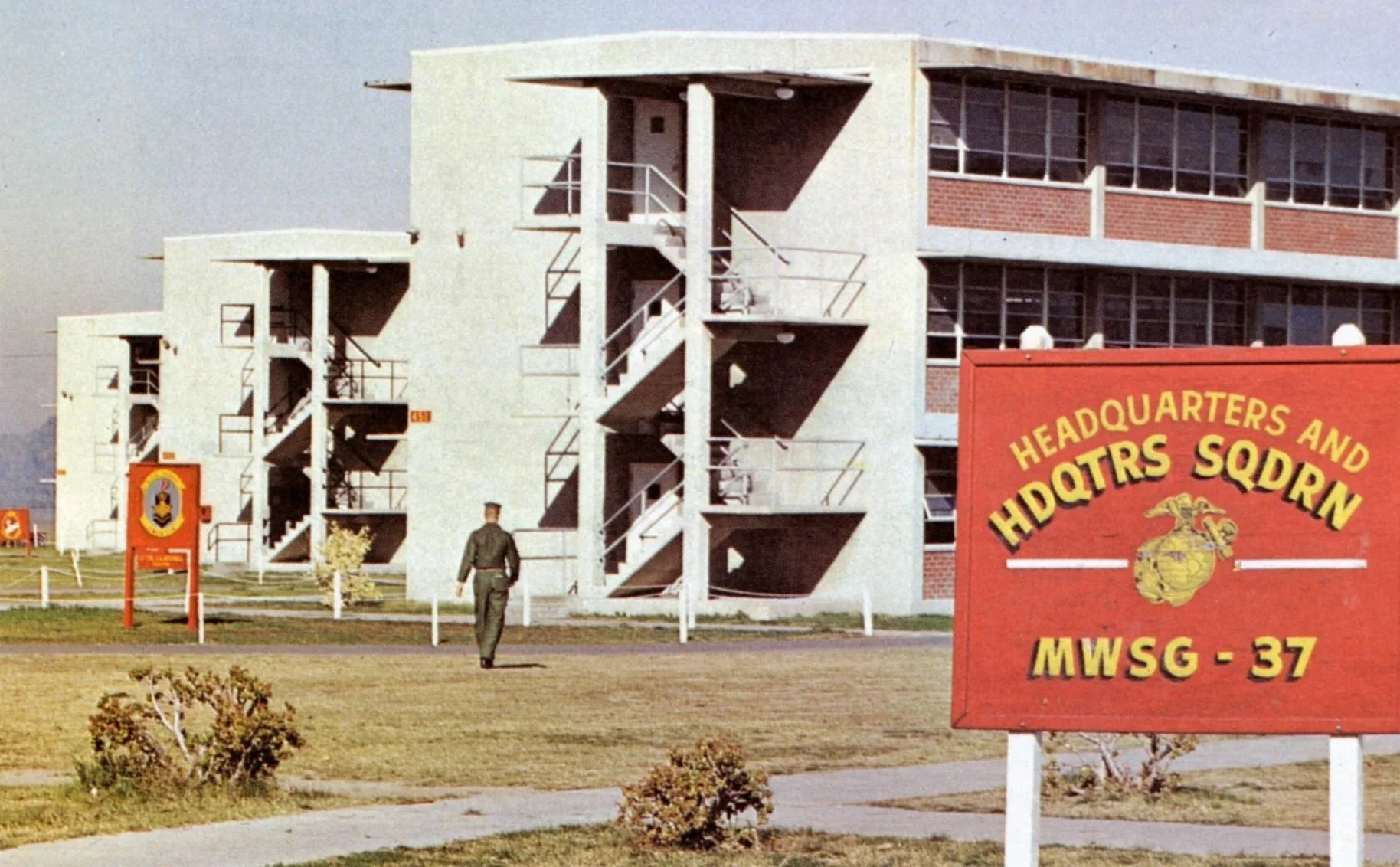 Barracks%2C+MCAS+El+Toro%2C+circa+1965.jpg