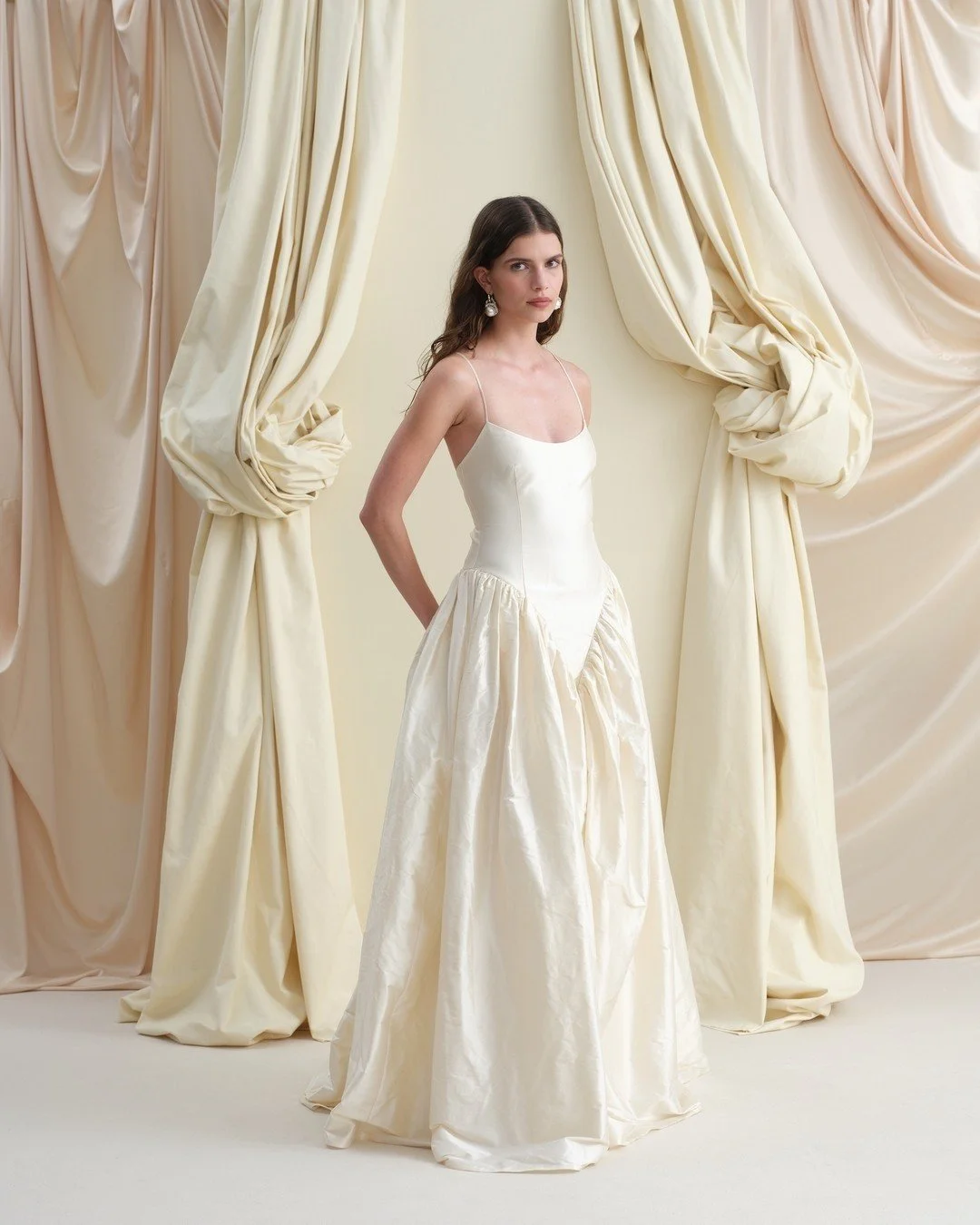 SOLENE | CORE &rsquo;26 | PARA SIEMPRE

Crafted from luminous golden-cream silk dupion, the Solene gown feels feather-light while offering beautifully considered structure. Romantic, whimsical, and undeniably chic, she features a gentle scoop necklin