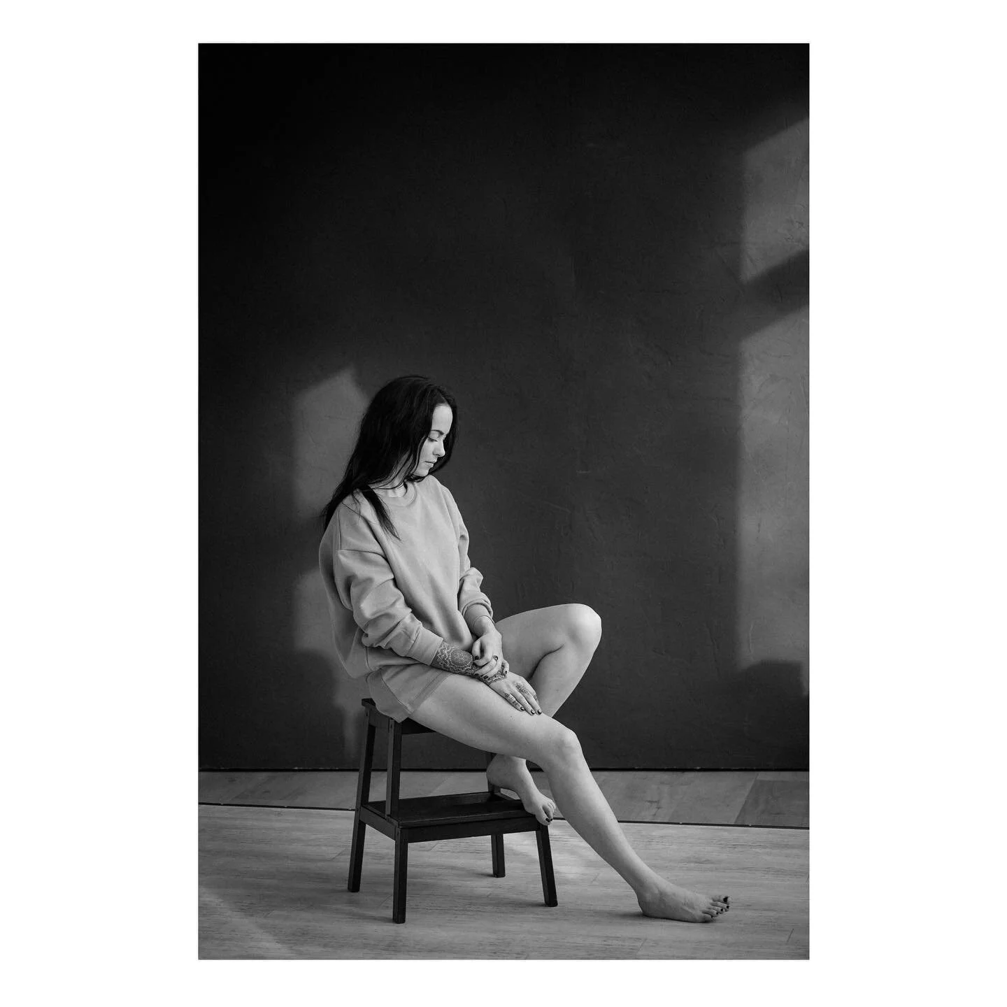 K&auml;rt
 
Sitting and waiting near a window
 
#portraiture #olemuslikportree #studioblackandwhite #portraitofawoman #eleriebergphoto
 
www.elerieberg.com