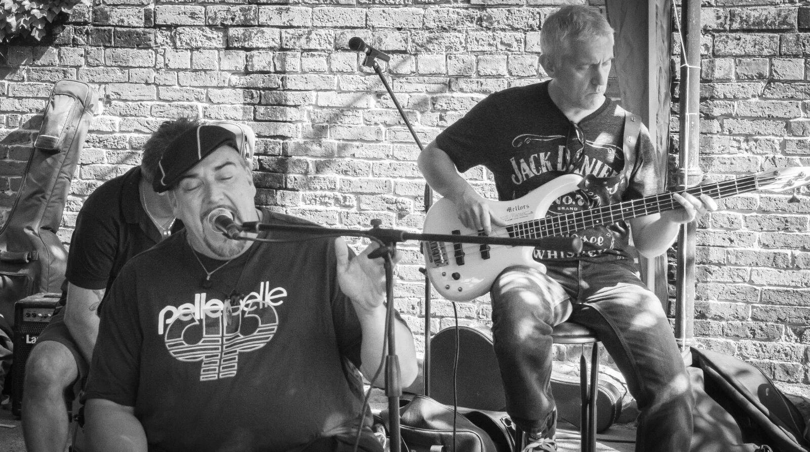Creakin' Bones are a Midlands-based acoustic covers band. With a sound based around the cajon, we are perfect for small, intimate gigs.