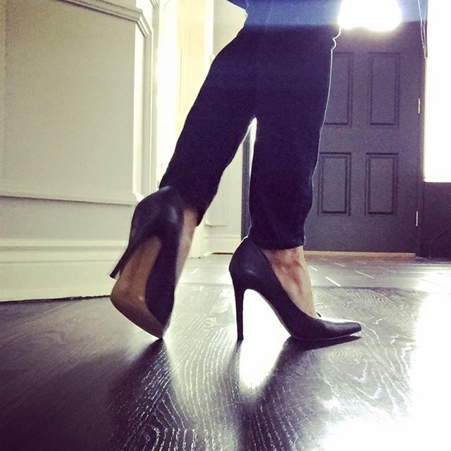 I absolutely adore a simple navy pump with skinny jeans. #whatiworewednesday #kyjo @vincecamuto #showyourself #torontostyle #style