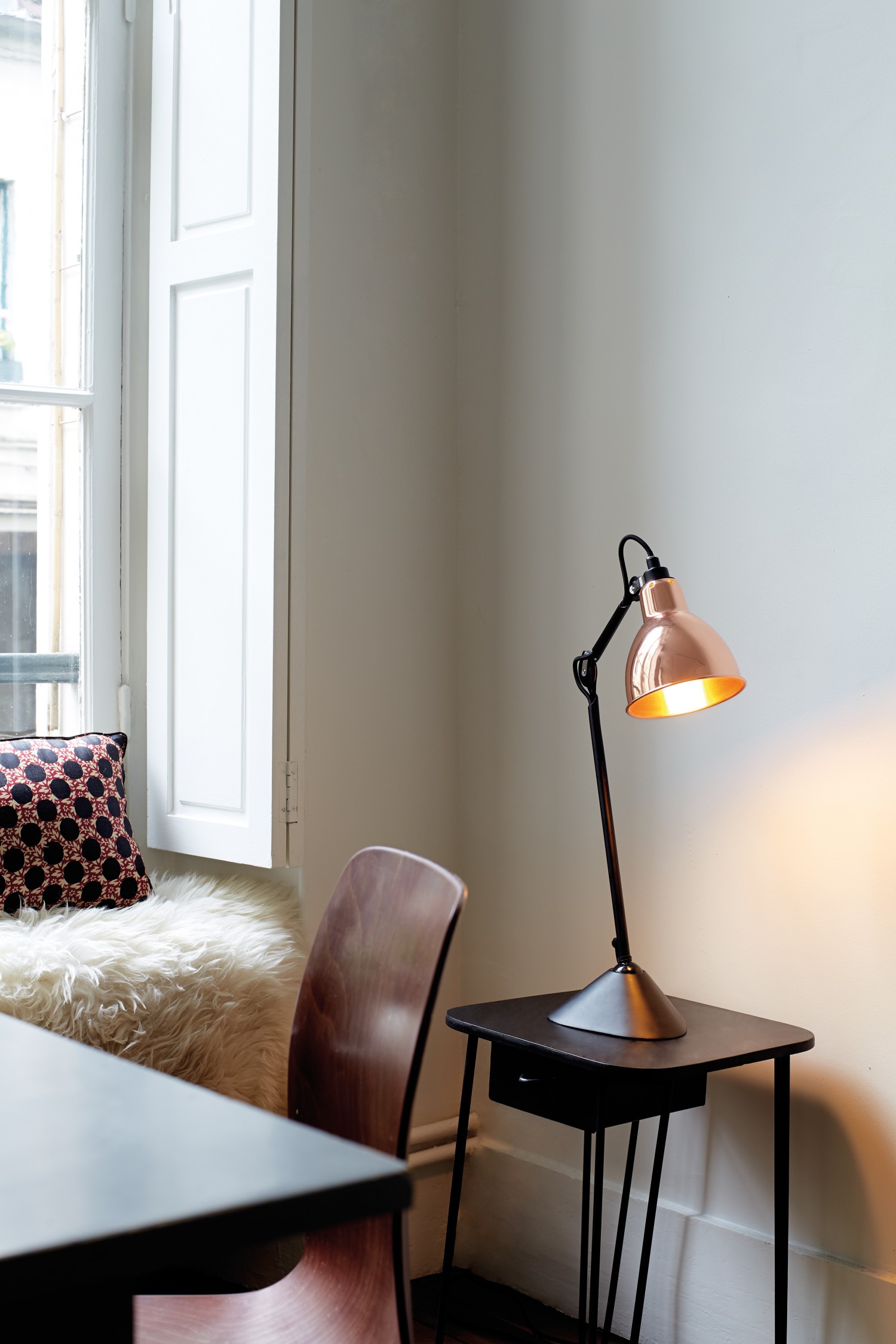 205 - Perfect on a desk, a sideboard or a low-table.