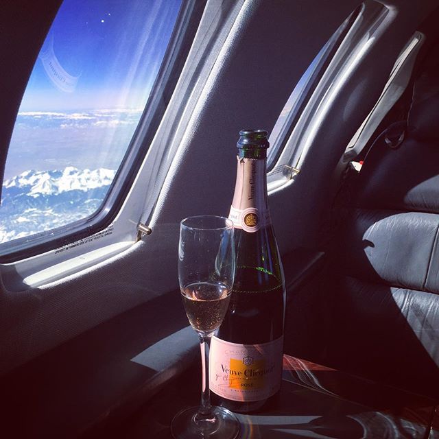 Snow capped mountain views and bubbles. Cheers! #fridayfun #aspen #champagne #rose #milehigh #dreamy #winetime #winelover #instawine