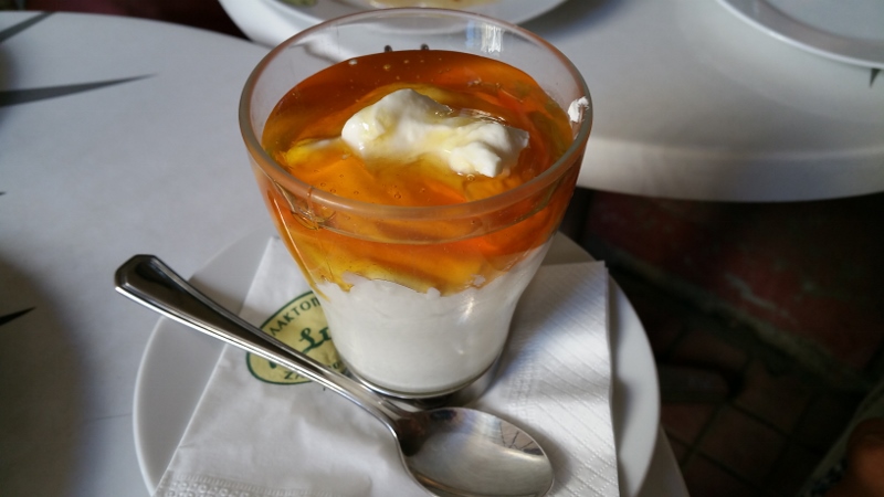 Yogurt with honey and walnuts