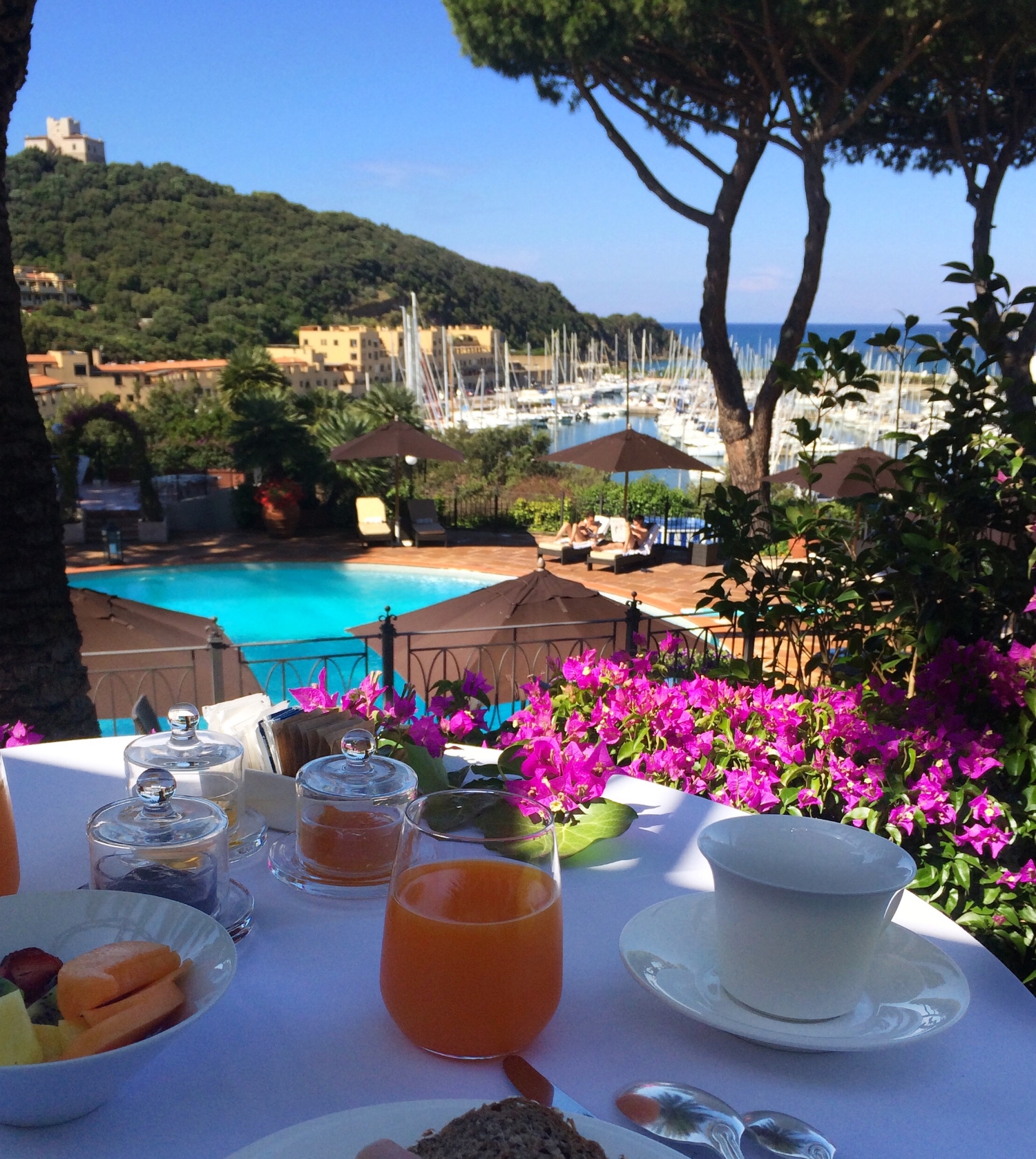 Breakfast with a view of the Yacht harbor in Punta Ala - Hotel Cala Del Porto