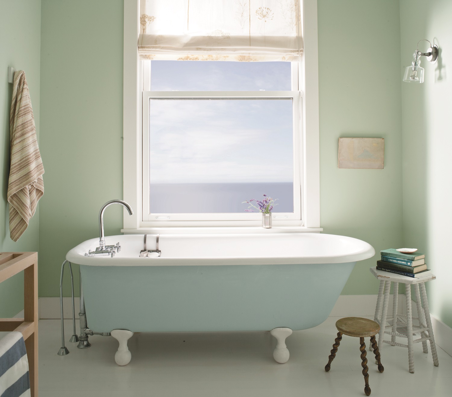 Какой краской можно покрасить в ванной. Краска Бенжамин Моор для ванной. Benjamin Moore Palladian Blue. Краска Бенджамин Мур для ванной цвета. Краска для ванной комнаты для стен.