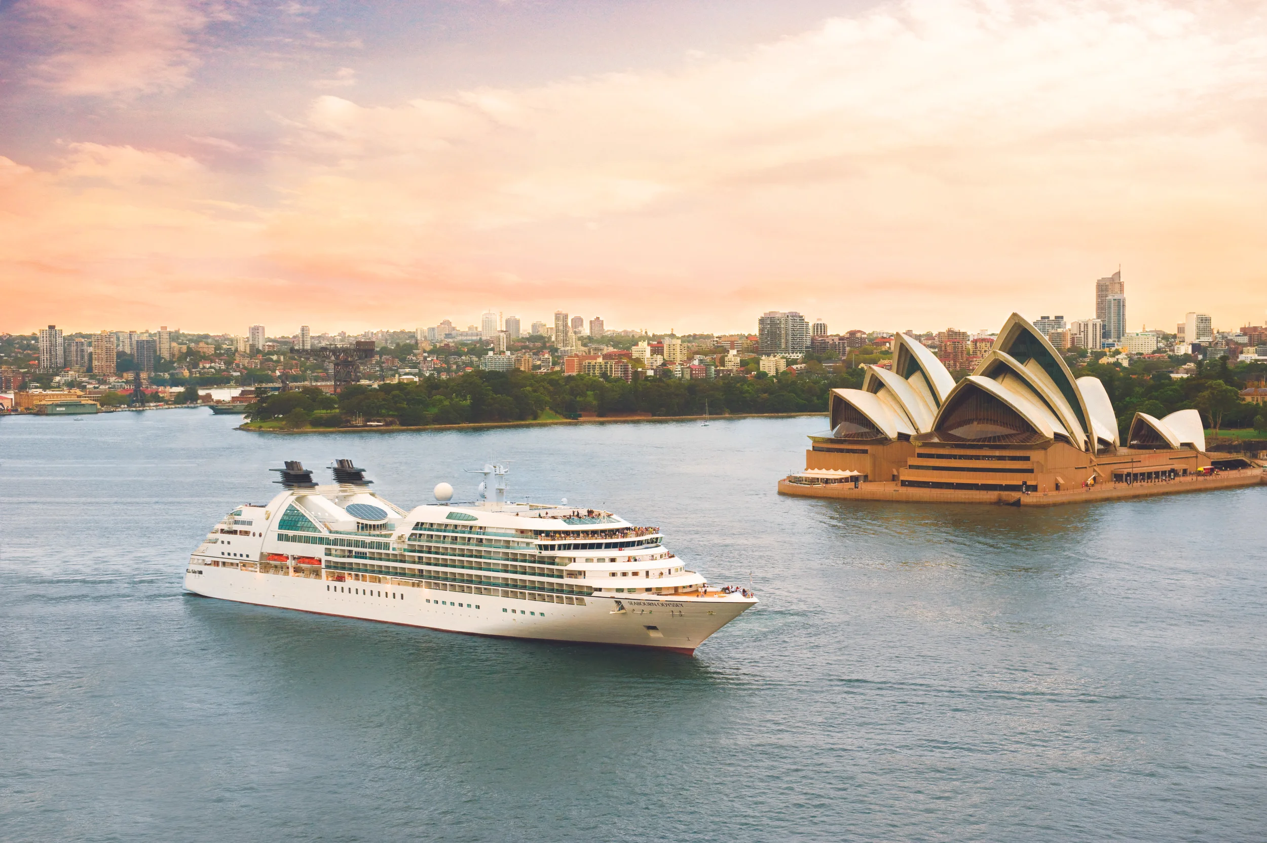 Seabourn_Odyssey_in_Sydney_Harbor_SPbevVLmqFDqcYMzDqZOuAr18q0ABlZBh_cmyk_l.jpg