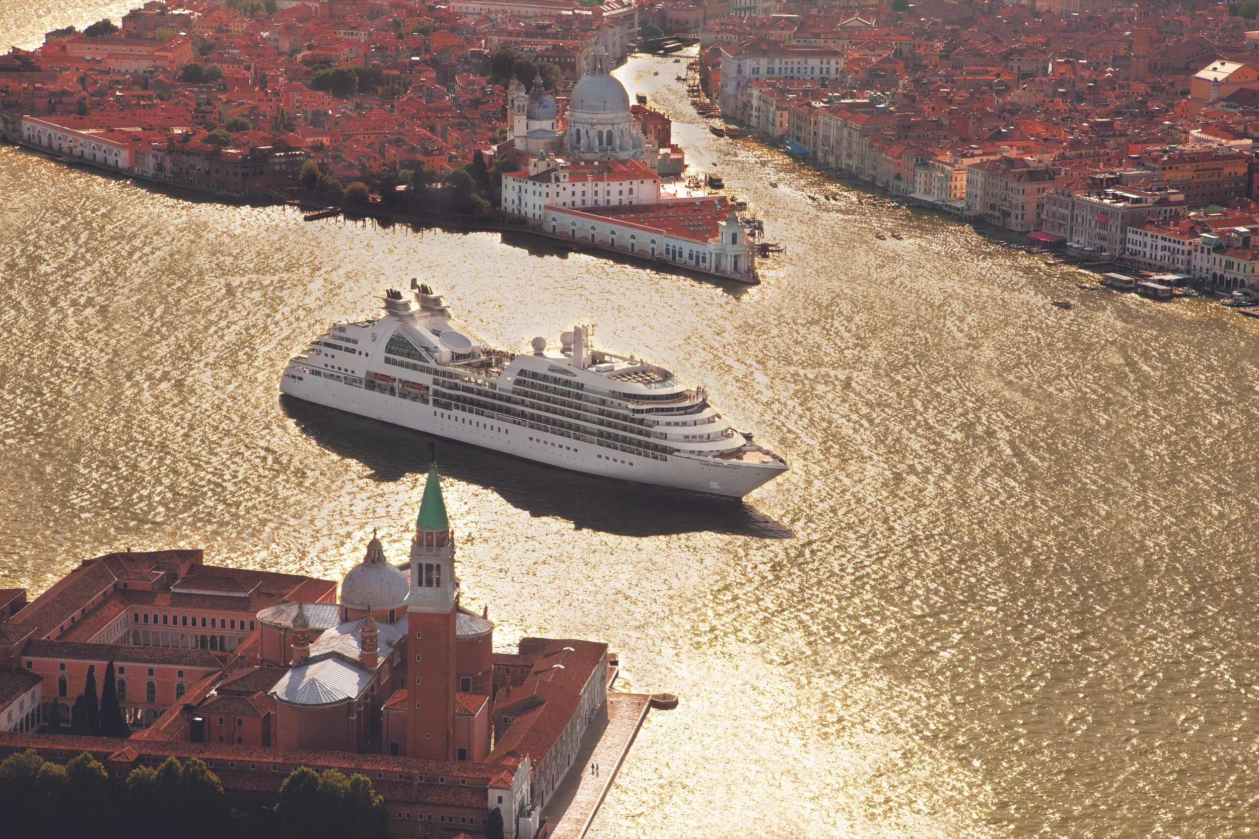 Seabourn_Odyssey_in_Venice_S0TDvqWEKwhYGA0c5VuyZYq_cmyk_l.jpg