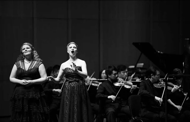  Julia Metzler (left) singing with the Hangzhou Symphony Orchestra.